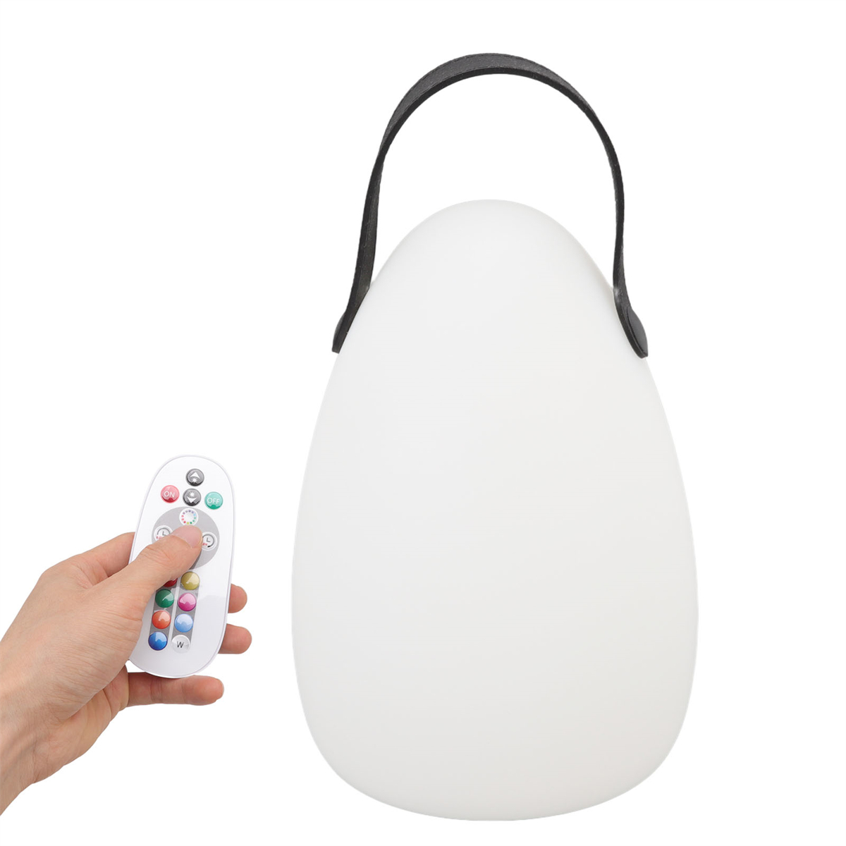 Weiße, eiförmige Lampe mit schwarzem Griff und Fernbedienung. Eine Hand hält die Fernbedienung.