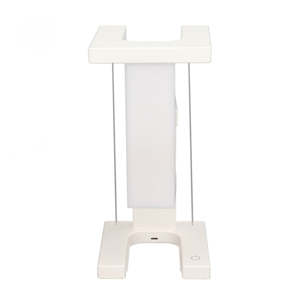 Ein weißes, minimalistisches Lampendesign mit U-förmiger Basis und Oberteil sowie Hängeelementen.