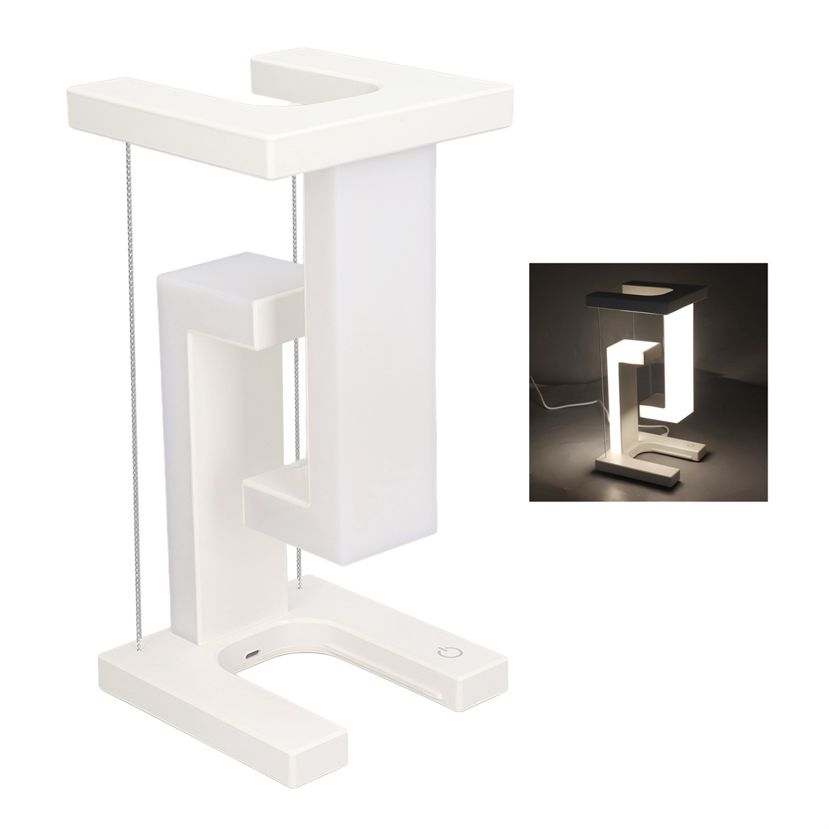 Eine weiße moderne Lampe mit einzigartigem Design und eingeschaltetem Licht. Ein zweites Bild ist enthalten.
