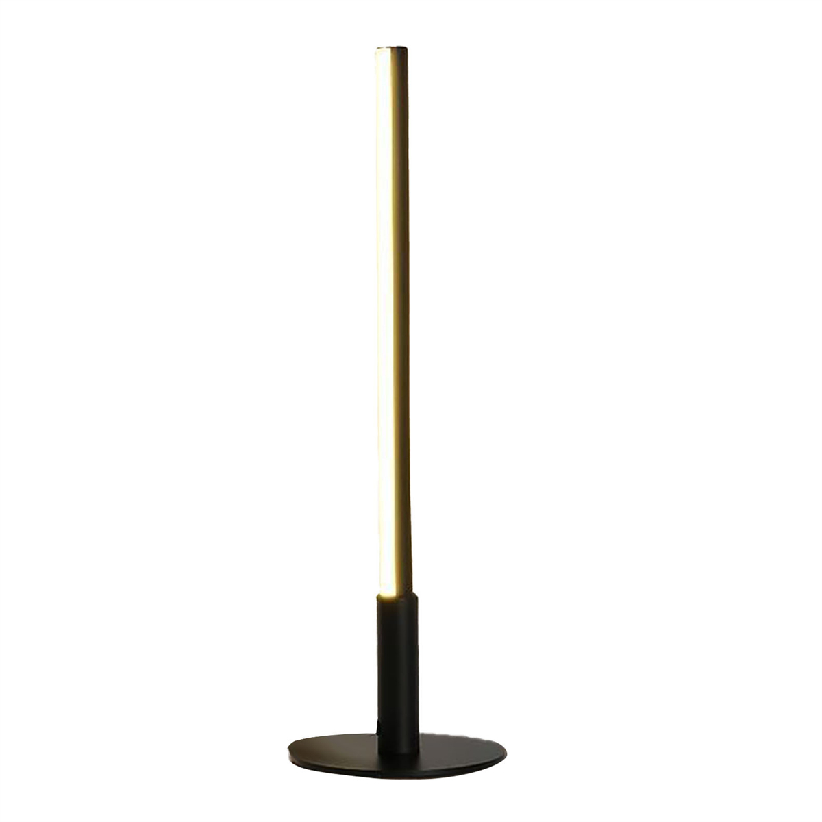 Eine hohe, schlanke Stehlampe mit hellem, vertikalem Licht. Sie steht auf einem runden, schwarzen Sockel.