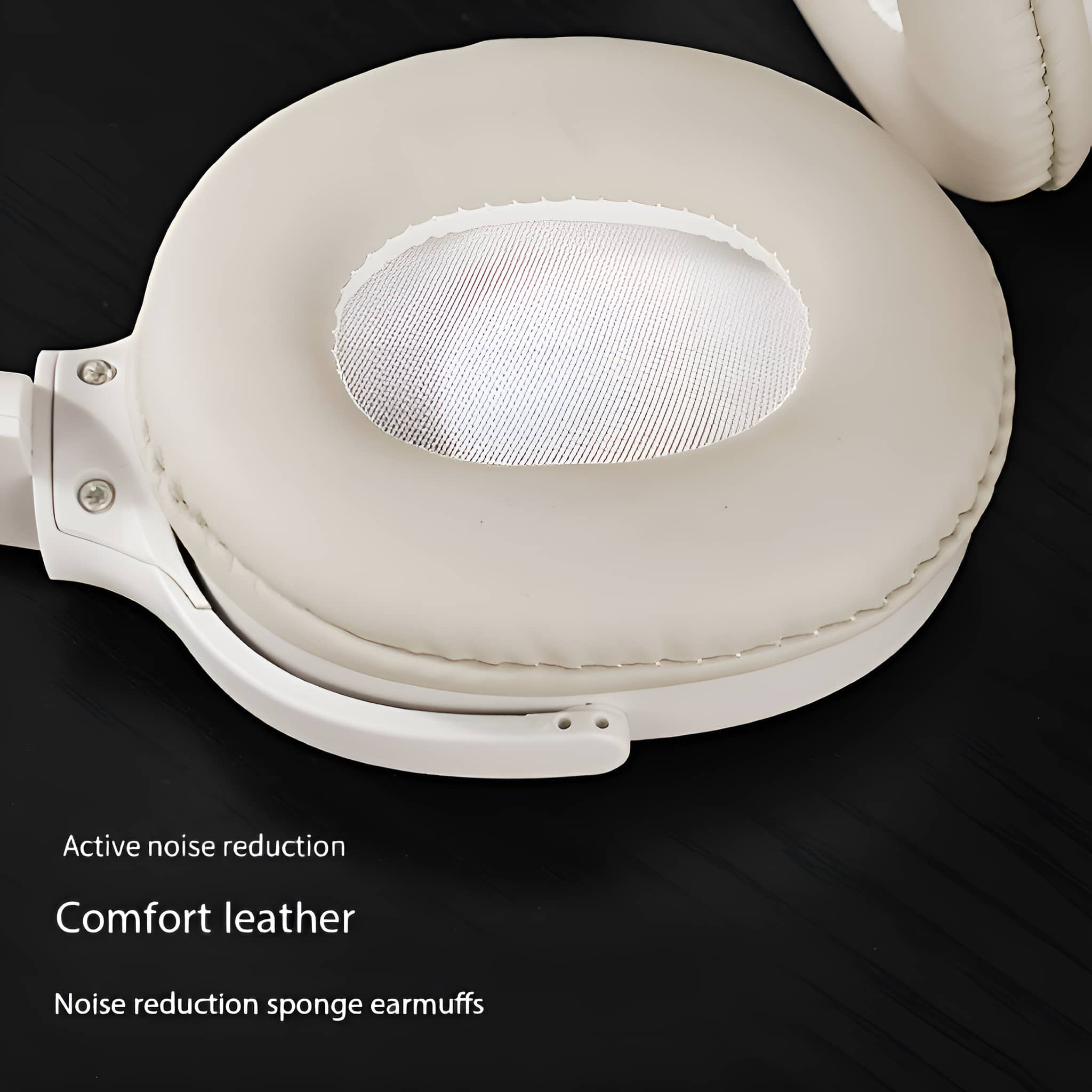 Weiße Kopfhörer mit Ohrmuscheln aus Komfortleder, Nahaufnahme auf dunkler Oberfläche.
