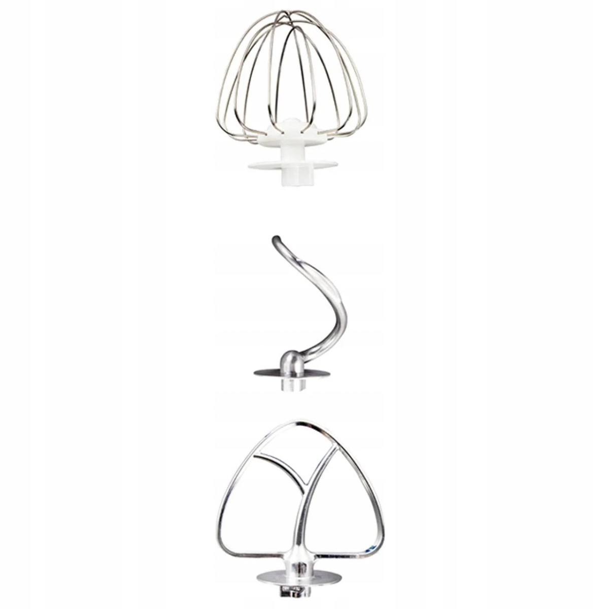 Tres accesorios plateados para batidora: un batidor de varillas, un gancho para masa y un mezclador.