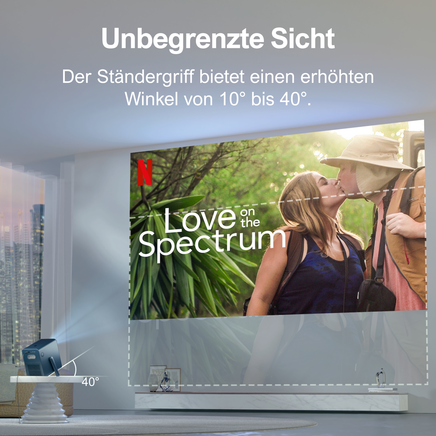 Ein Projektor zeigt eine Filmszene an einer Wand. Ein Paar küsst sich auf einem Bildschirm mit weißem Rahmen.