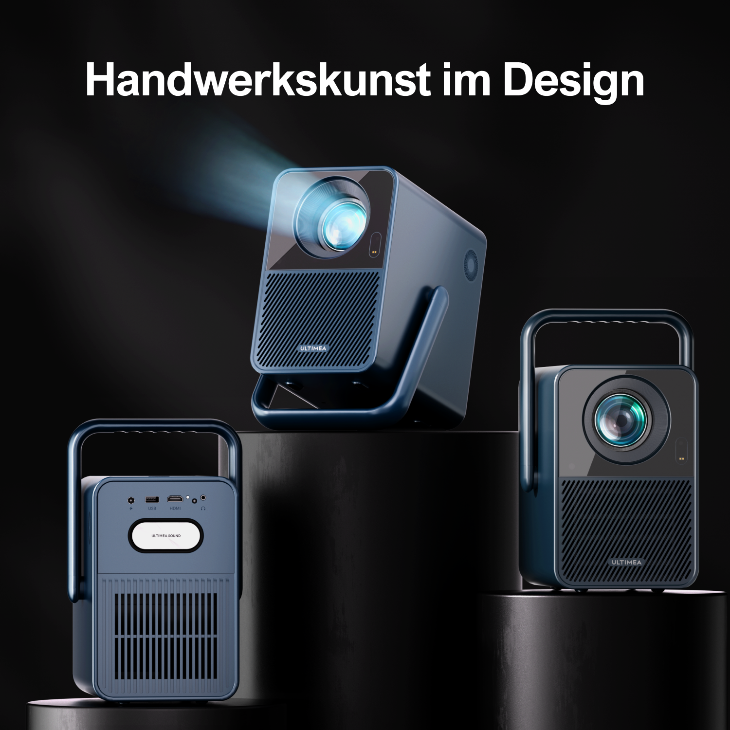 Drei blaue Projektoren auf schwarzen Podesten; Text: Handwerkskunst im Design.