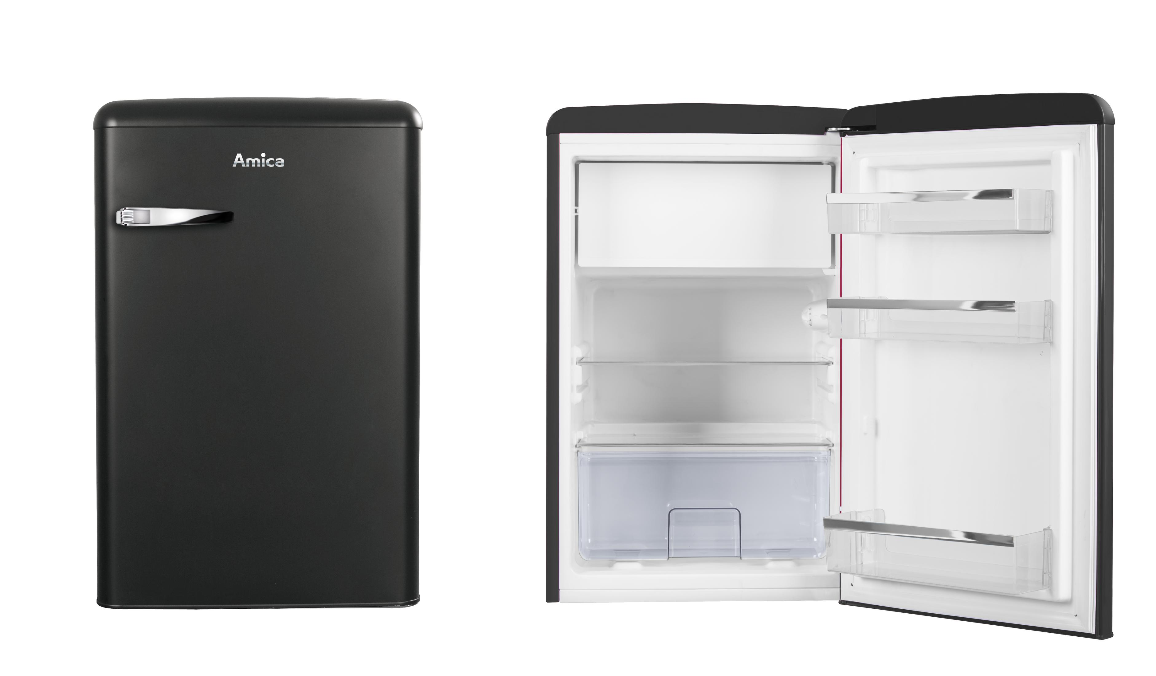 Ein schwarzer Mini-Kühlschrank, links geschlossen und rechts geöffnet, freigestellt auf Weiß.