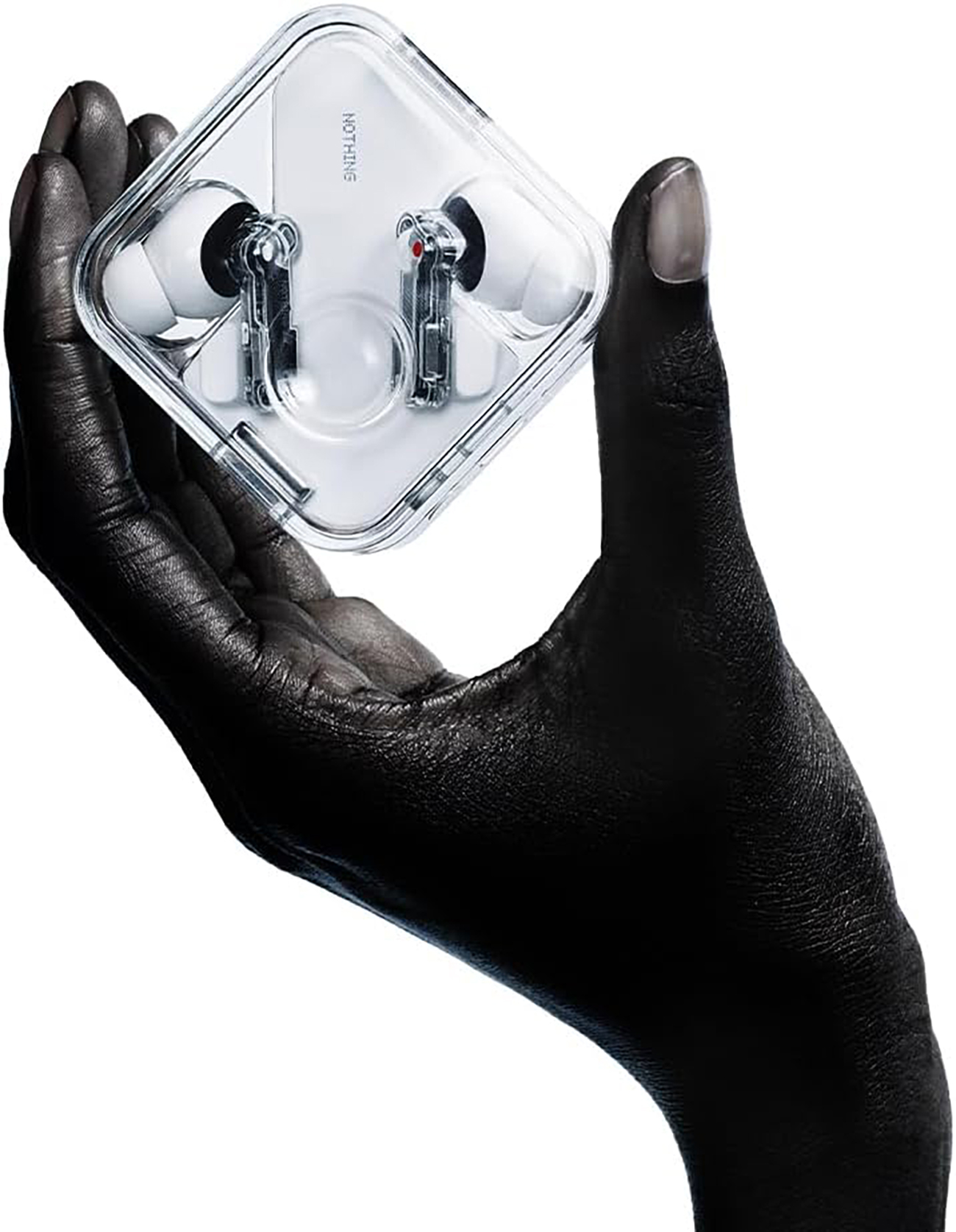 Czarna dłoń trzyma przezroczyste etui z białymi słuchawkami. Na etui napis 'NOTHING'.