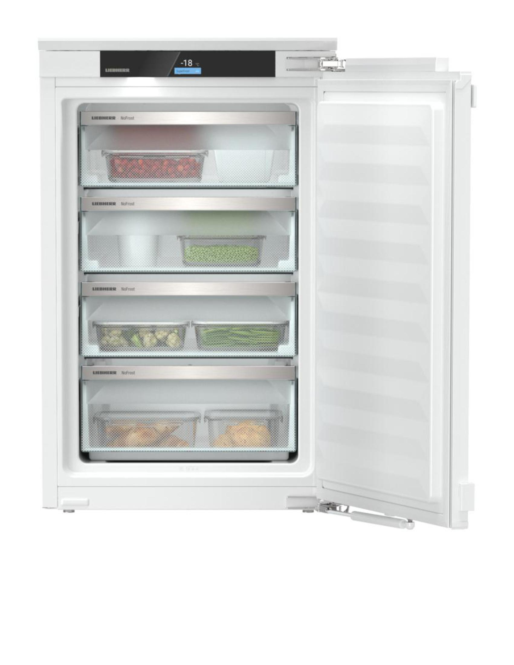 Weißer Kühlschrank mit offener Tür. Zeigt Schubladen mit Essen, wie Gemüse und Tiefkühlkost.