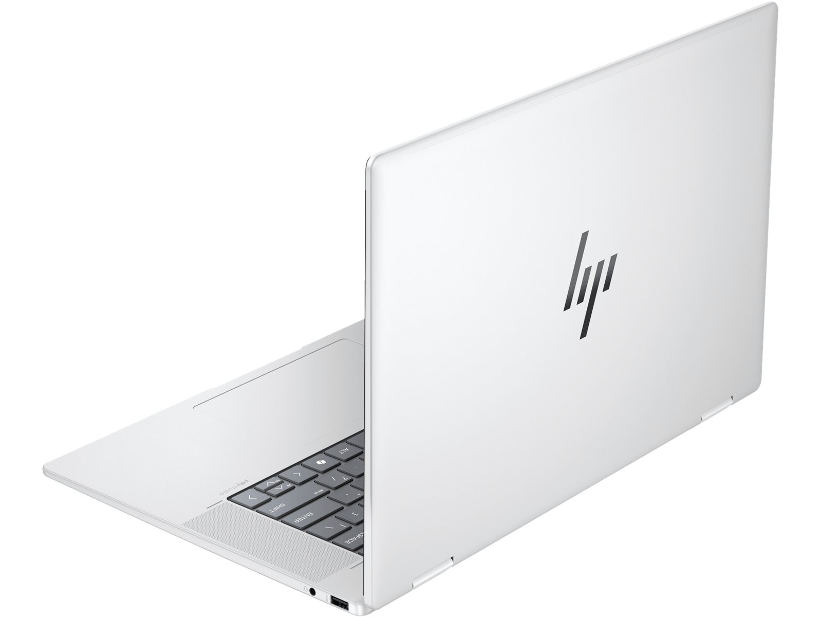 Laptop blanco, abierto, vista en ángulo, teclado visible, con el logotipo de HP en la parte trasera.