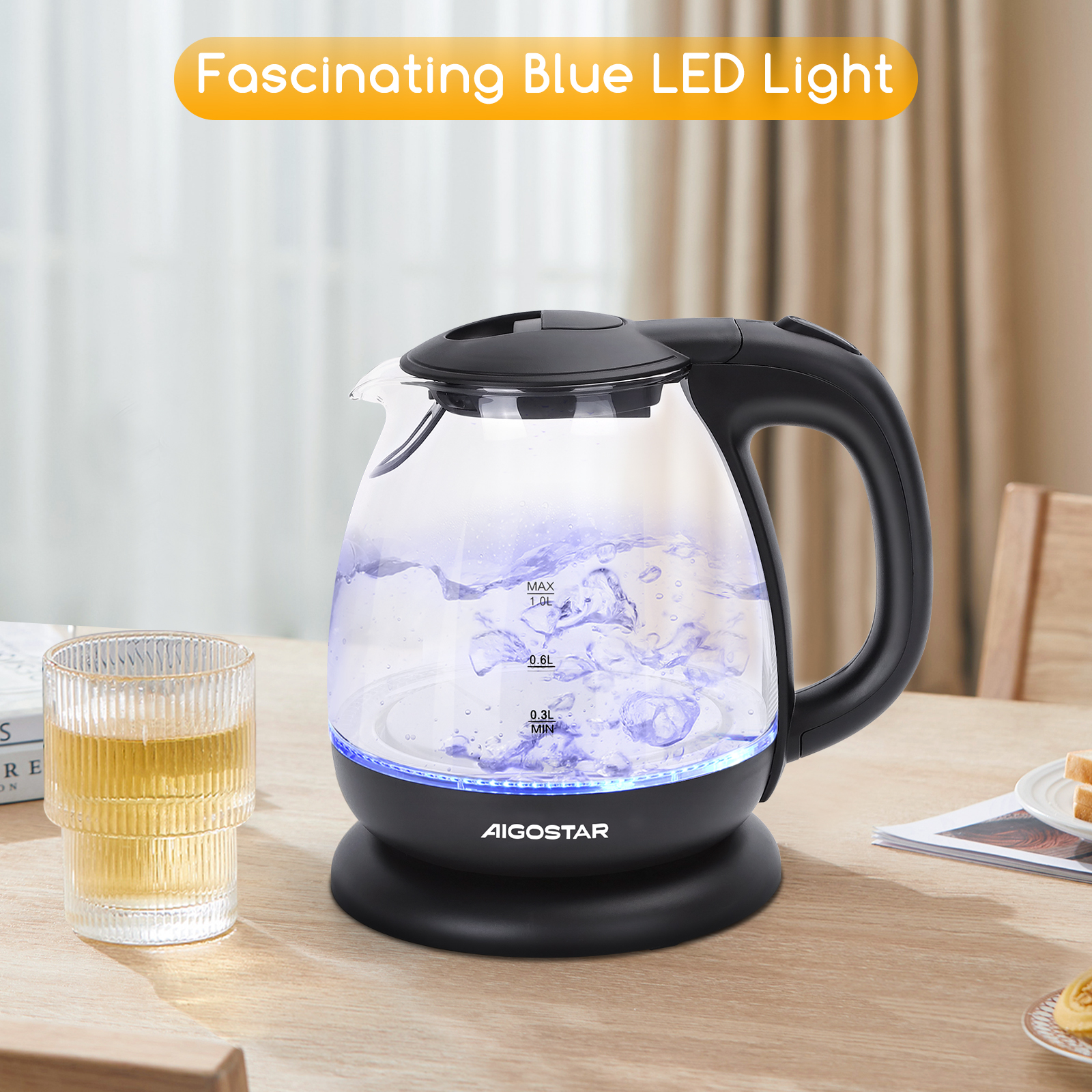 Una tetera de vidrio negro y transparente con luz LED azul, sobre una mesa de madera.