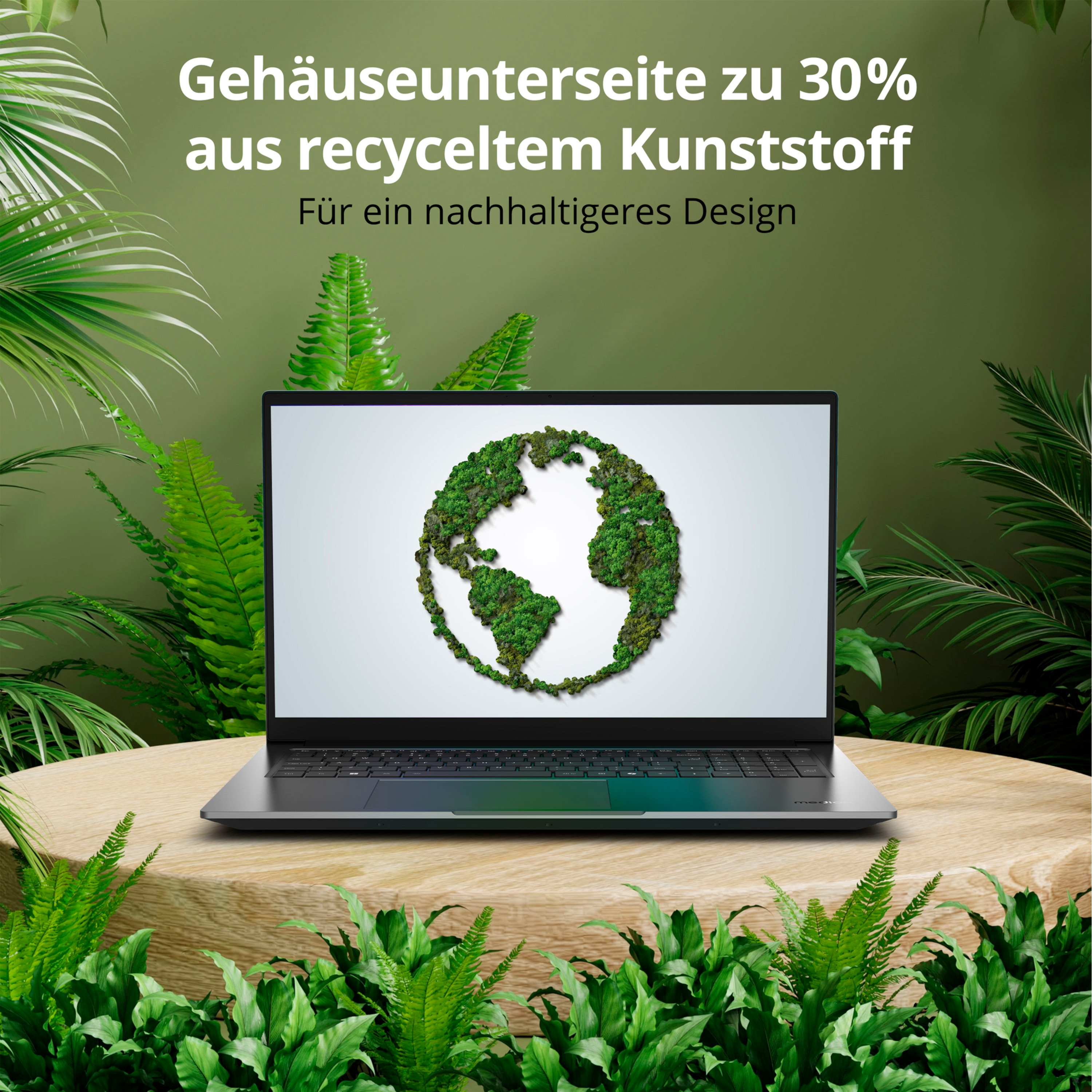 Laptop auf einem Holzständer mit einem grünen Erdbild auf dem Bildschirm. Der Hintergrund ist belaubt.