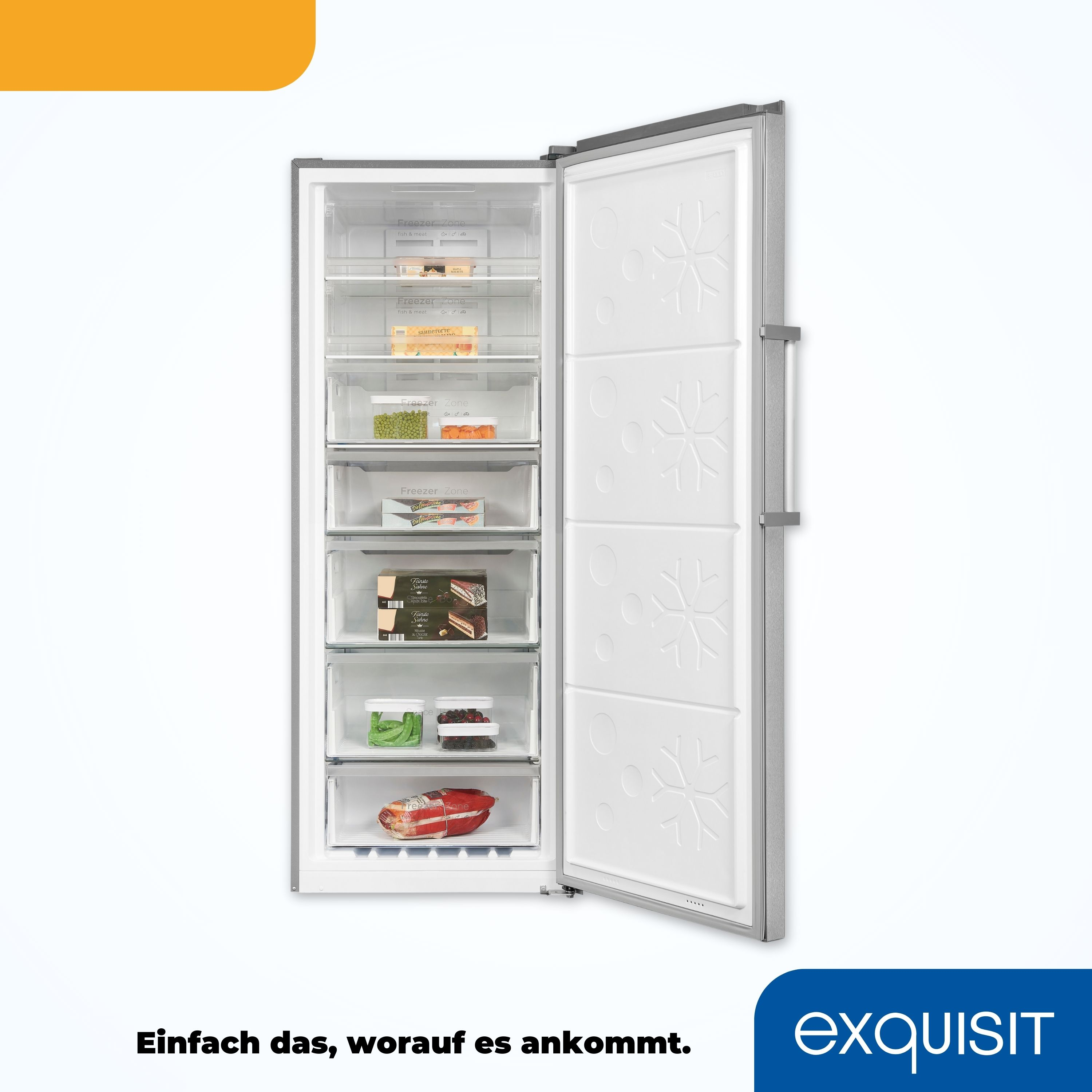 Kühlschrank mit offener Tür, zeigt Regale mit Lebensmitteln. Weißes Innere, silbernes Äußere.