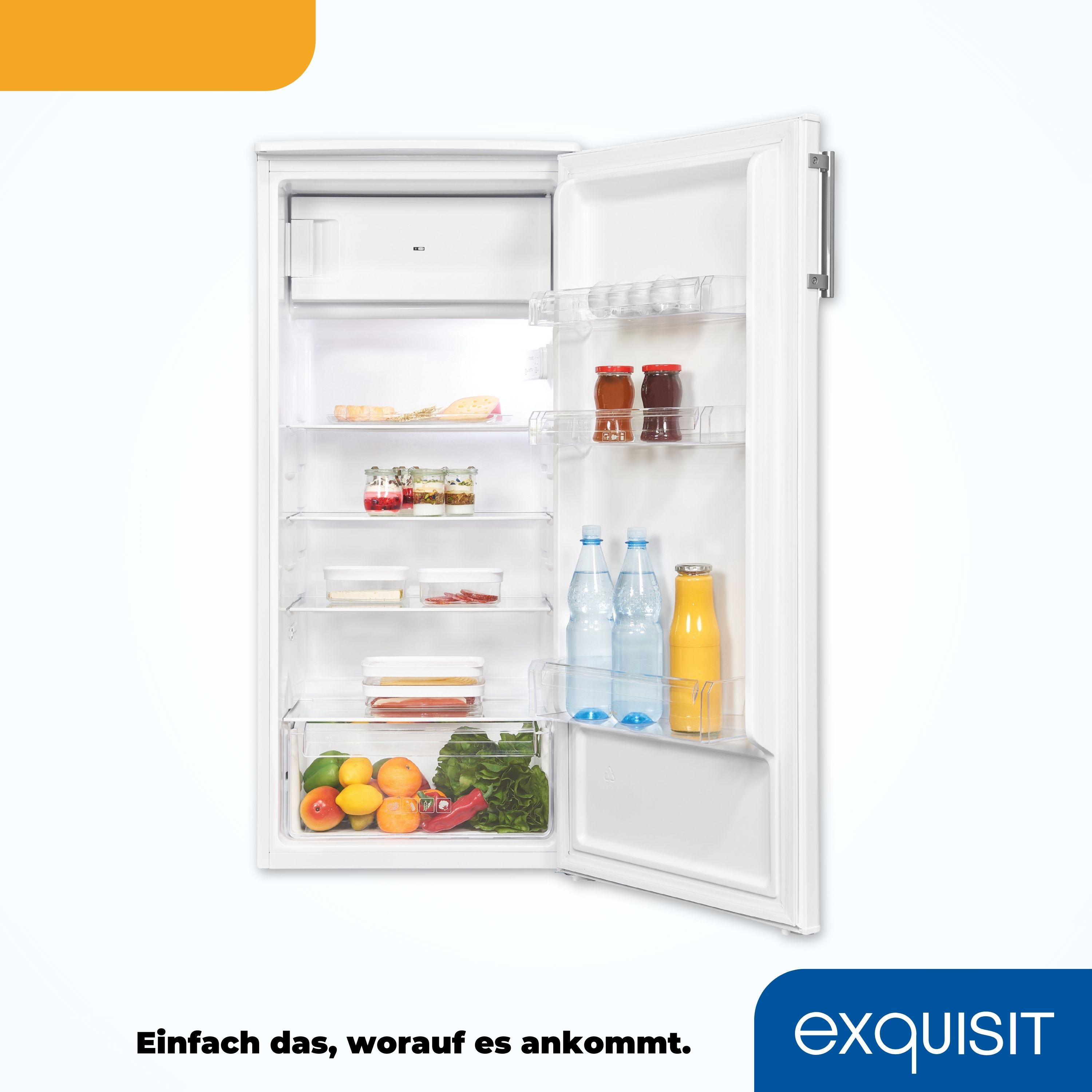 Offener weißer Kühlschrank mit Lebensmitteln. Gläser, Flaschen und frische Produkte.