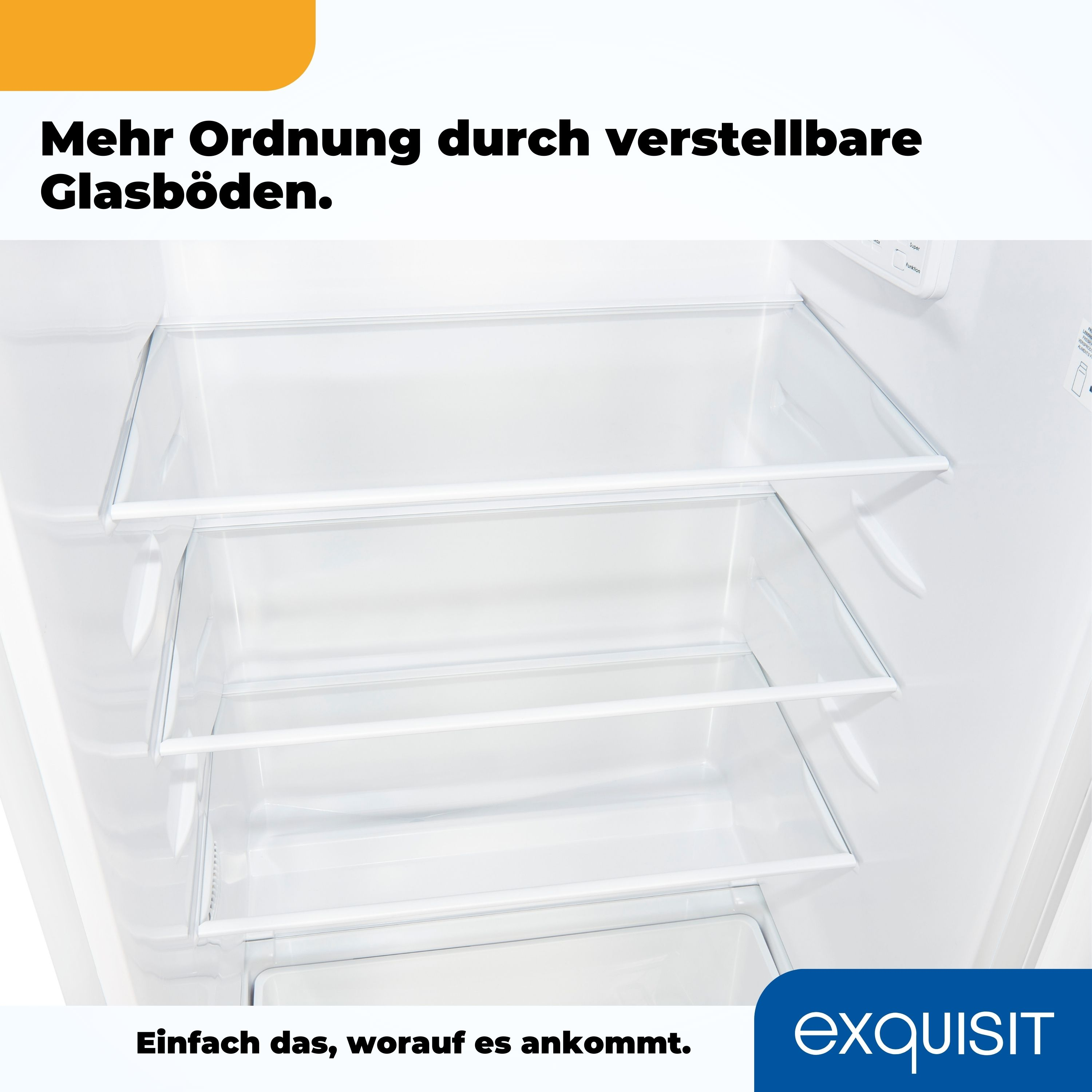 Kühlschrankinnenraum mit verstellbaren Glasböden. Saubere, weiße Ästhetik.