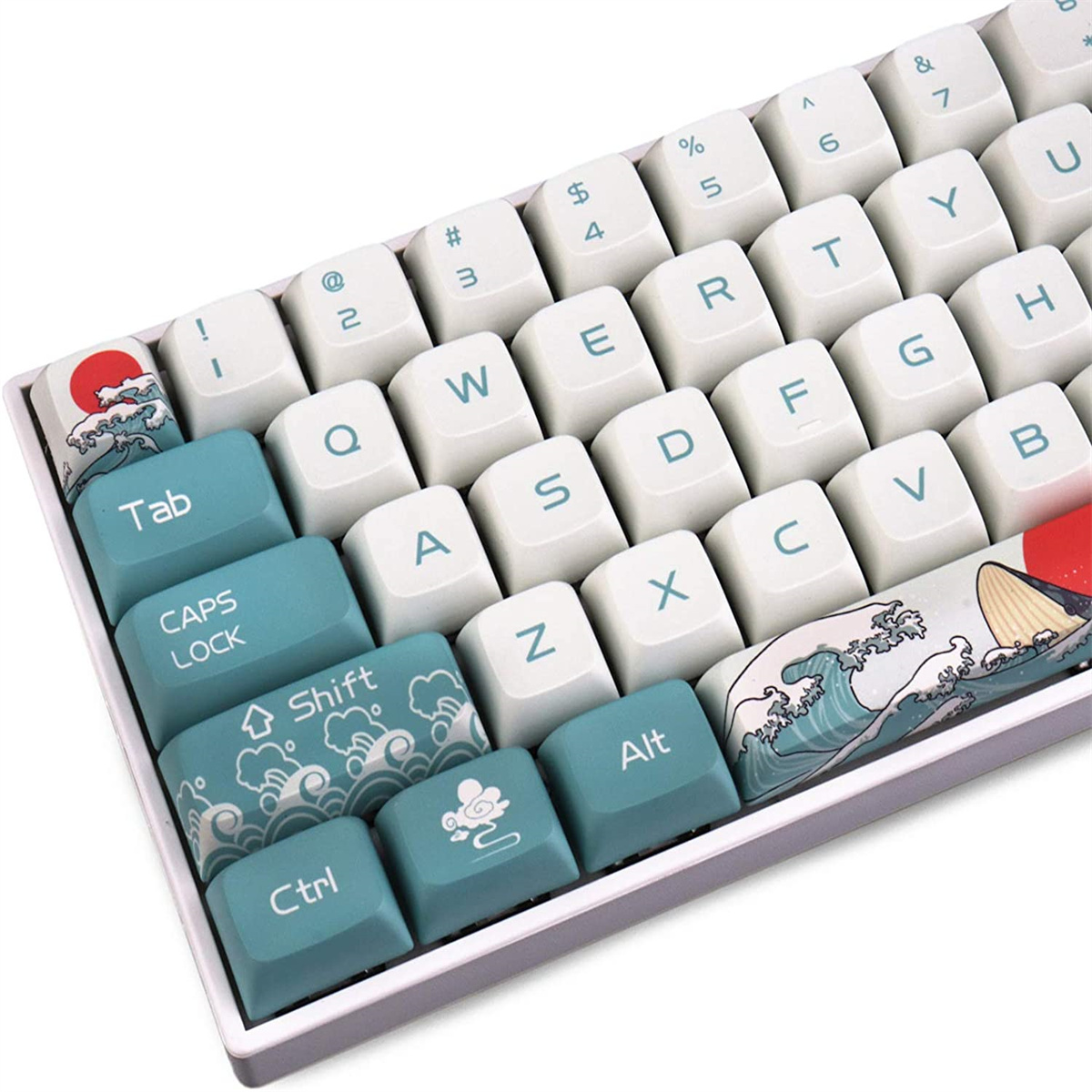 Nahaufnahme einer mechanischen Tastatur mit weißen, türkisfarbenen und japanischen Wellen-Tasten.