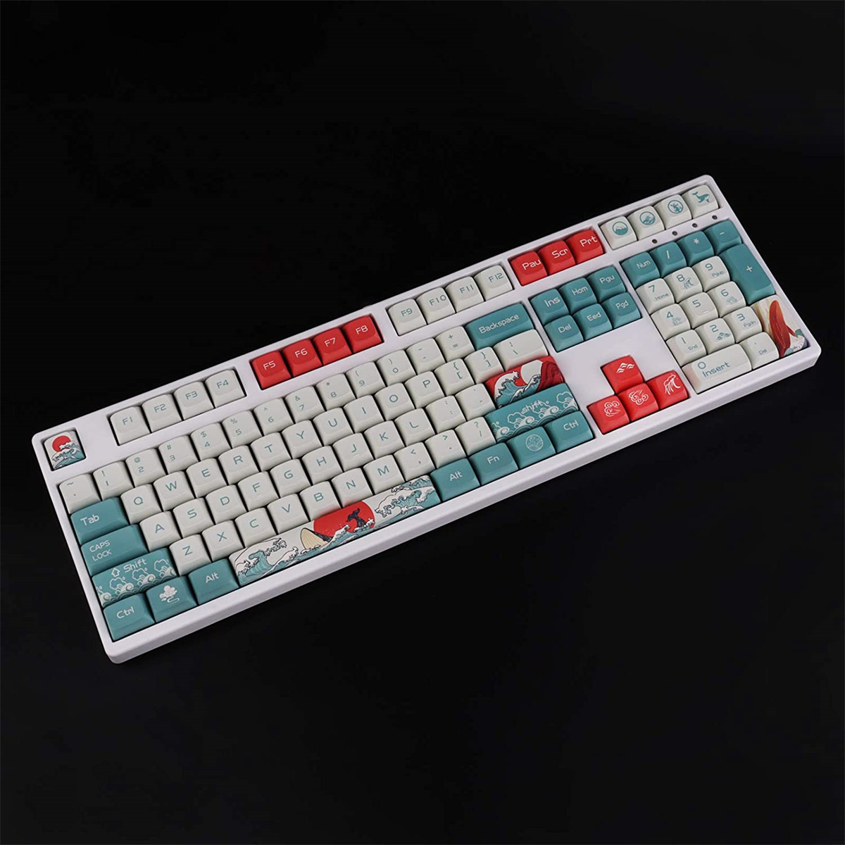 Eine weiße Tastatur mit japanischen Keycaps. Rote und blaue Farben dominieren.