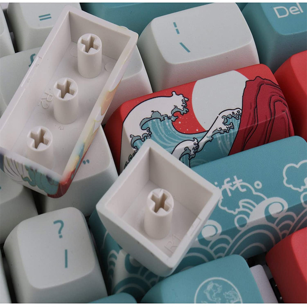 Nahaufnahme von Tastaturtasten mit individuellen Designs. Verschiedene Farben sind vorhanden, mit Wellen und anderen künstlerischen Designs.