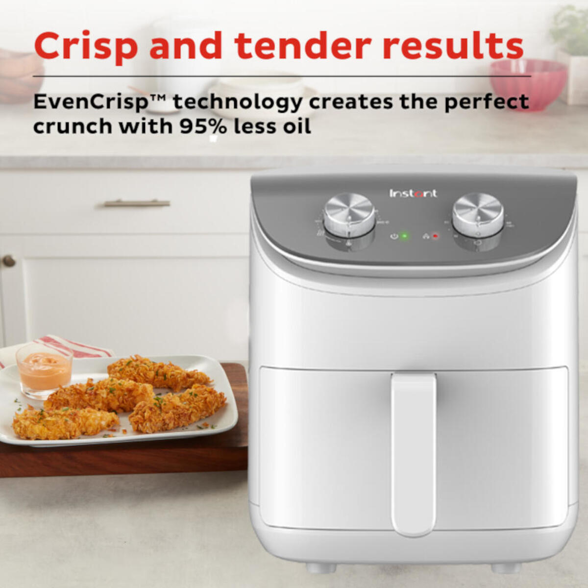 Witte airfryer met gekookt voedsel op een bord. Tekst zegt 'Krokante en malse resultaten' en 'EvenCrisp technologie'.