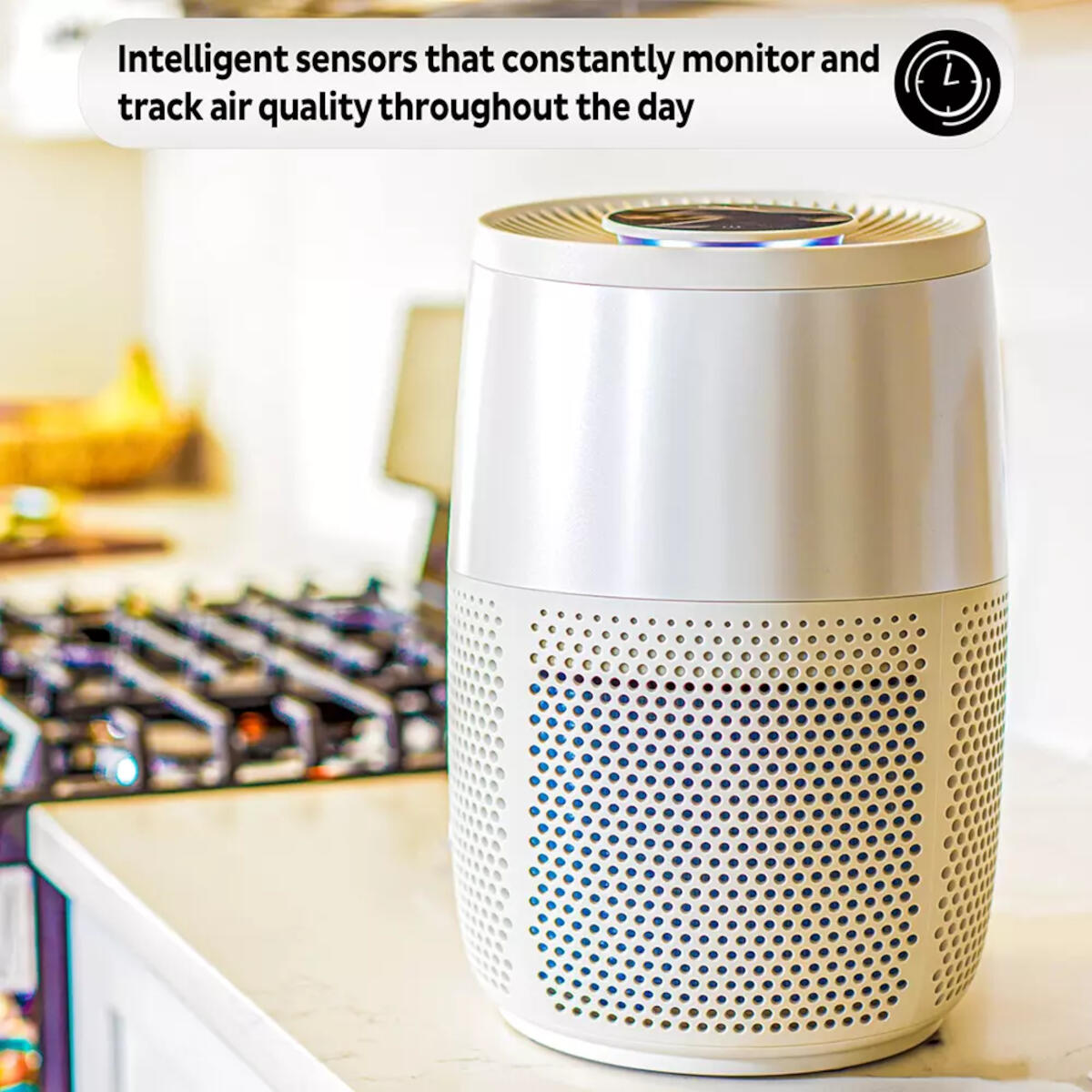 Purificateur d'air blanc sur un comptoir, texte sur la surveillance de la qualité de l'air.