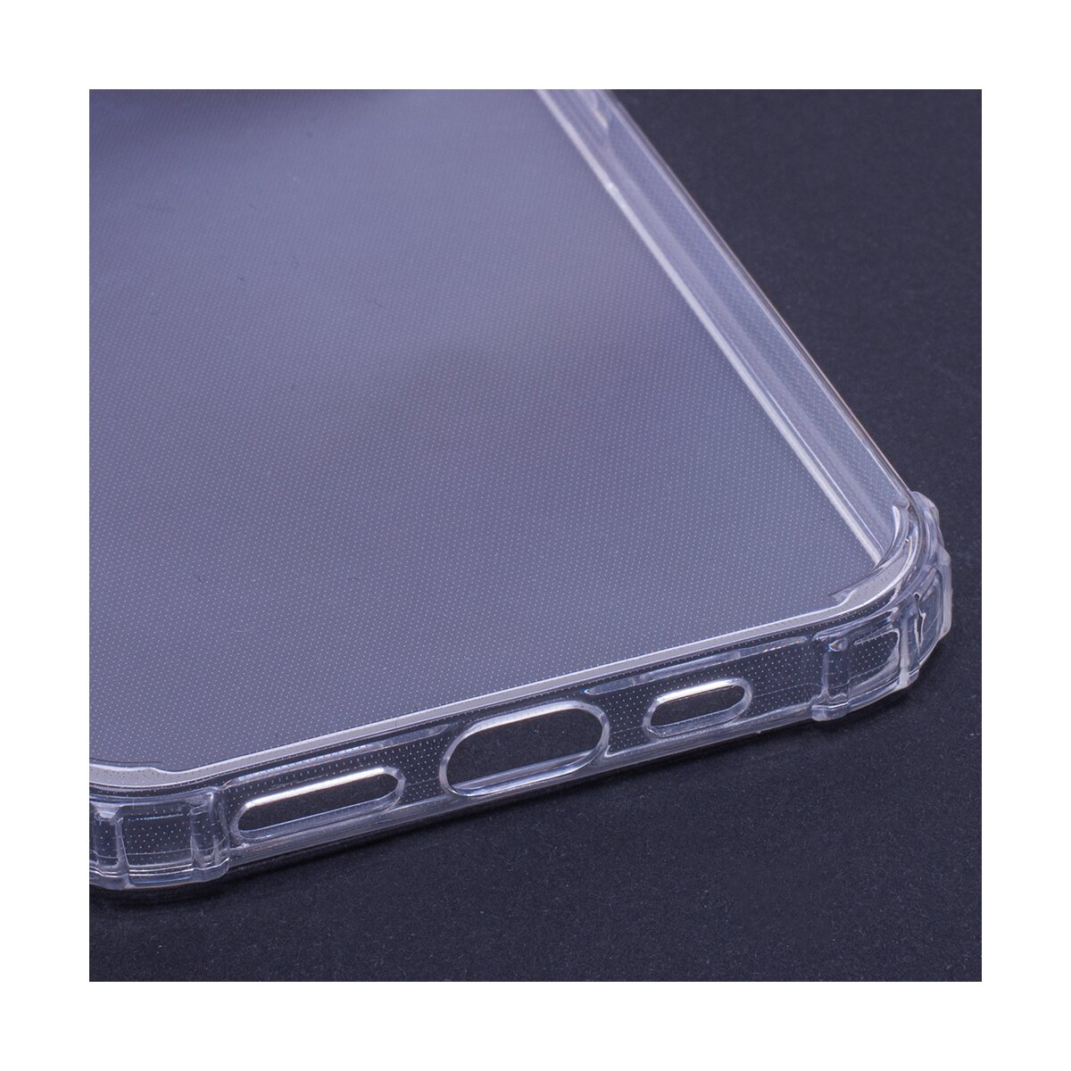 Una custodia trasparente per telefono con retro strutturato, che mostra le aperture per le porte.