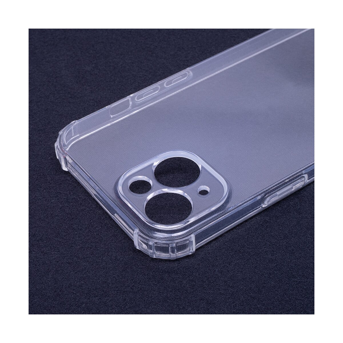 Custodia trasparente per telefono con ritagli per fotocamera. Sfondo scuro.