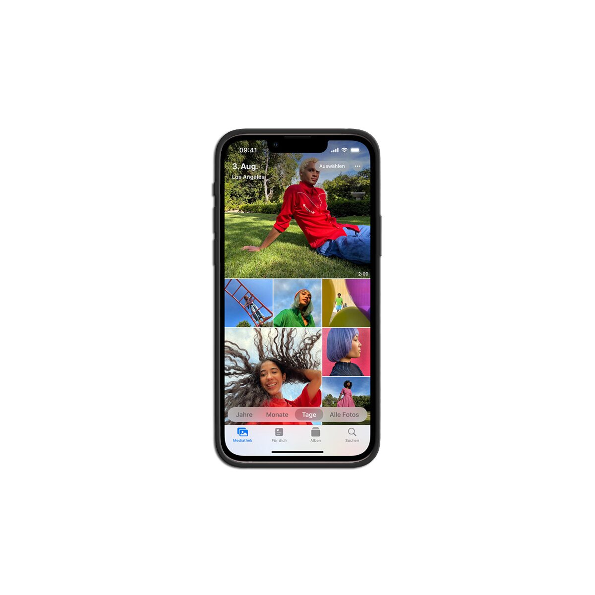 Un iPhone nero mostra foto di persone. Il telefono è appoggiato su uno sfondo bianco.