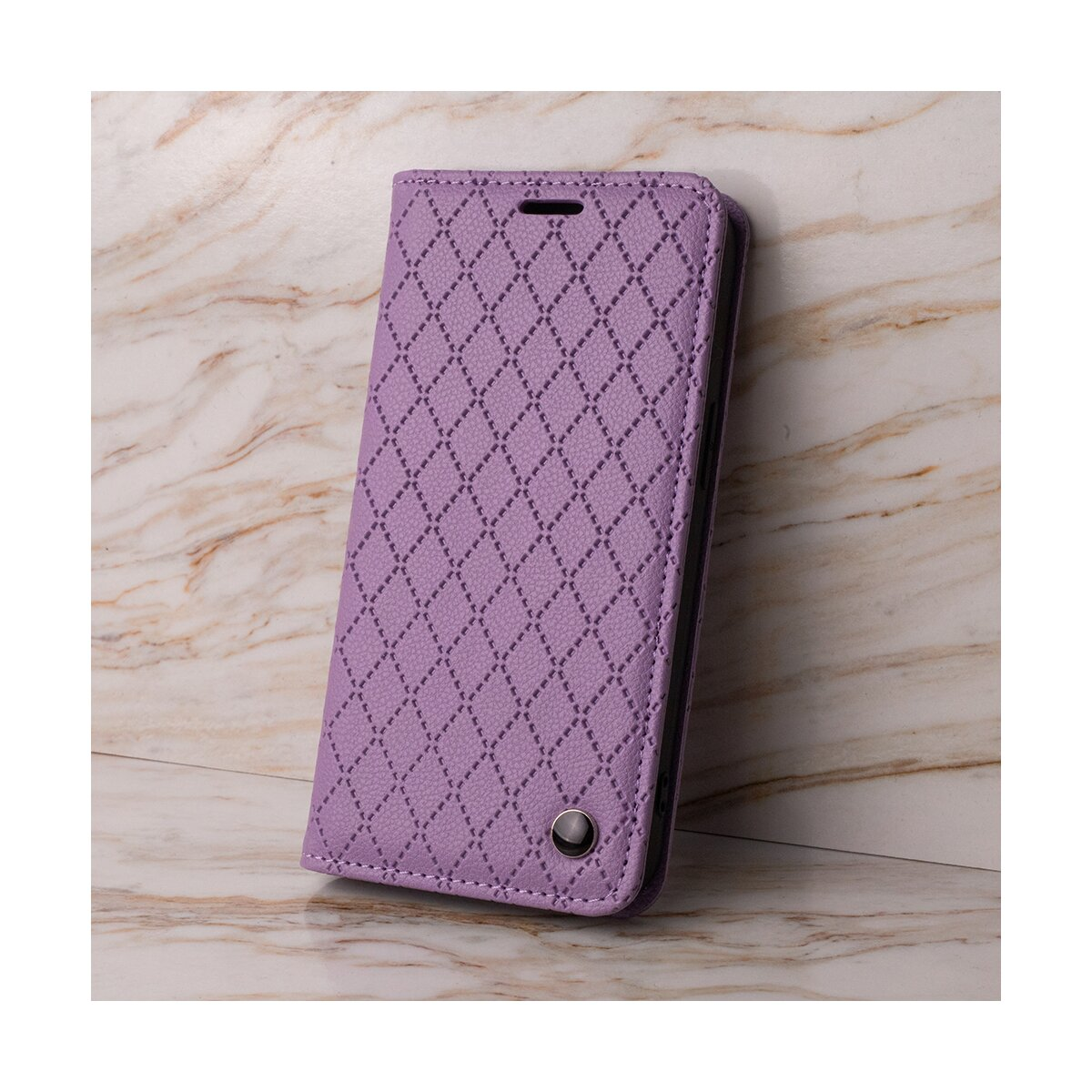 Custodia per telefono viola con motivo a diamante e un bottone, sfondo bianco.