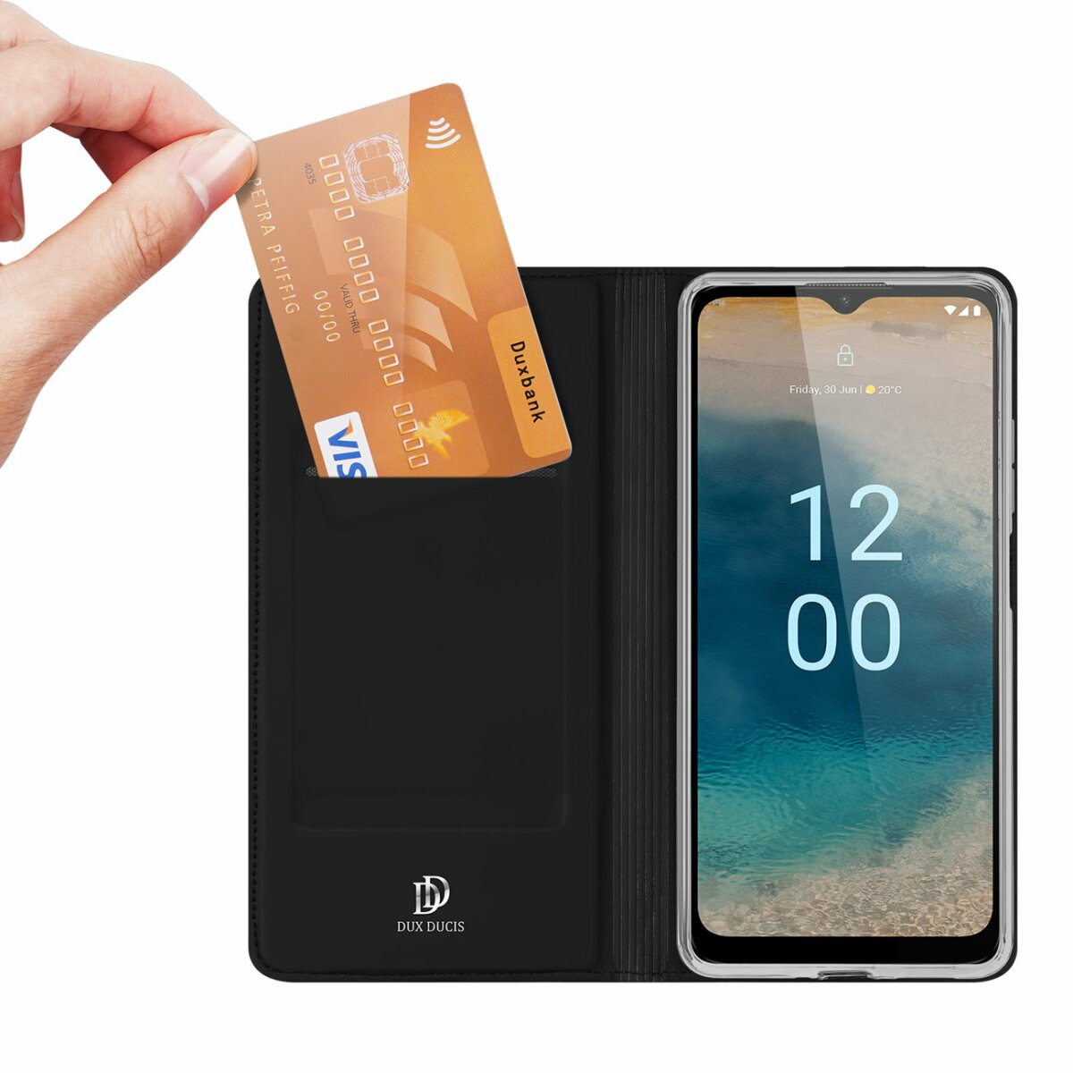 Una mano che inserisce una carta di credito in una custodia nera con un telefono che mostra le 12:00.