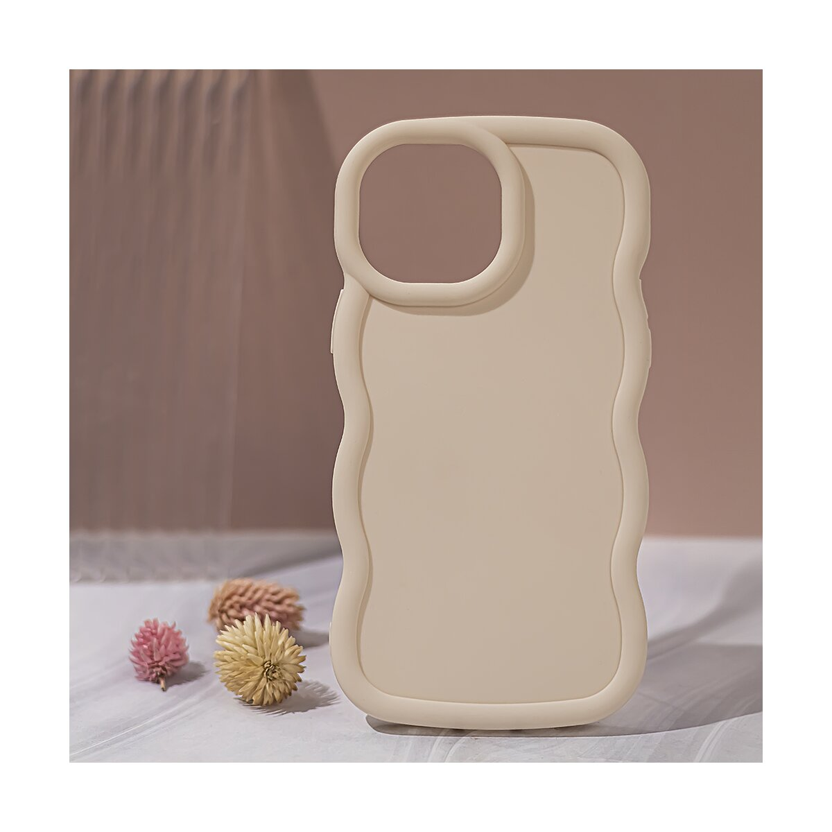 Custodia beige per telefono con bordo ondulato, con alcuni piccoli fiori secchi decorativi.