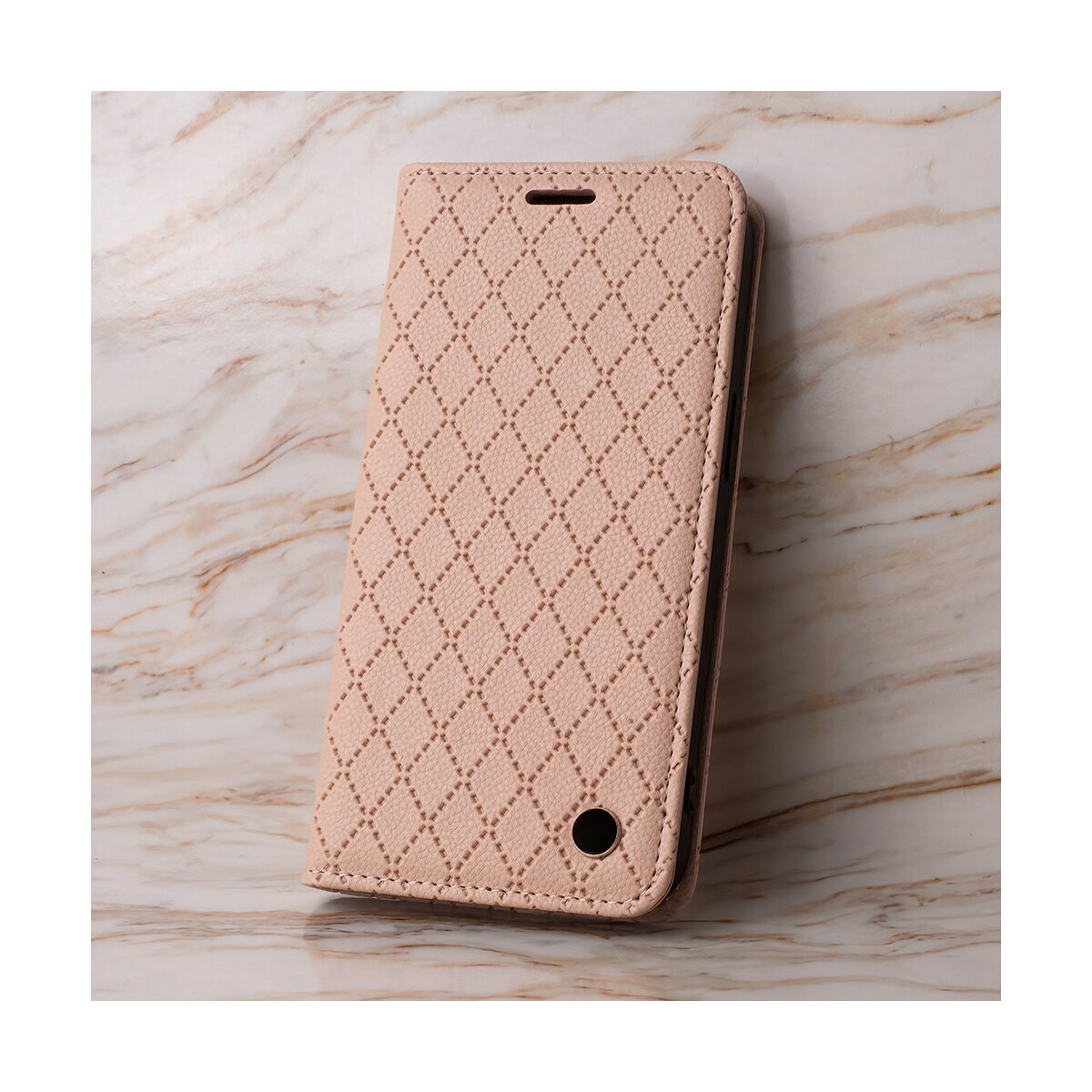 Custodia rosa per telefono con motivo a diamante, su una superficie di marmo.
