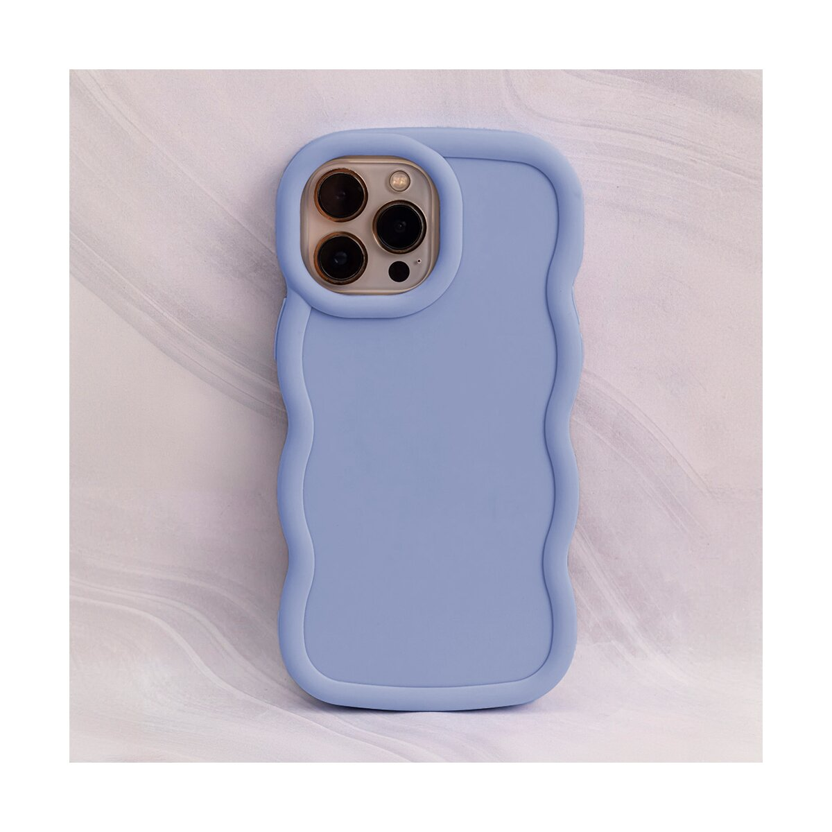 Una custodia per telefono azzurra con un design ondulato. Viene mostrata da una prospettiva e si trova su uno sfondo bianco.
