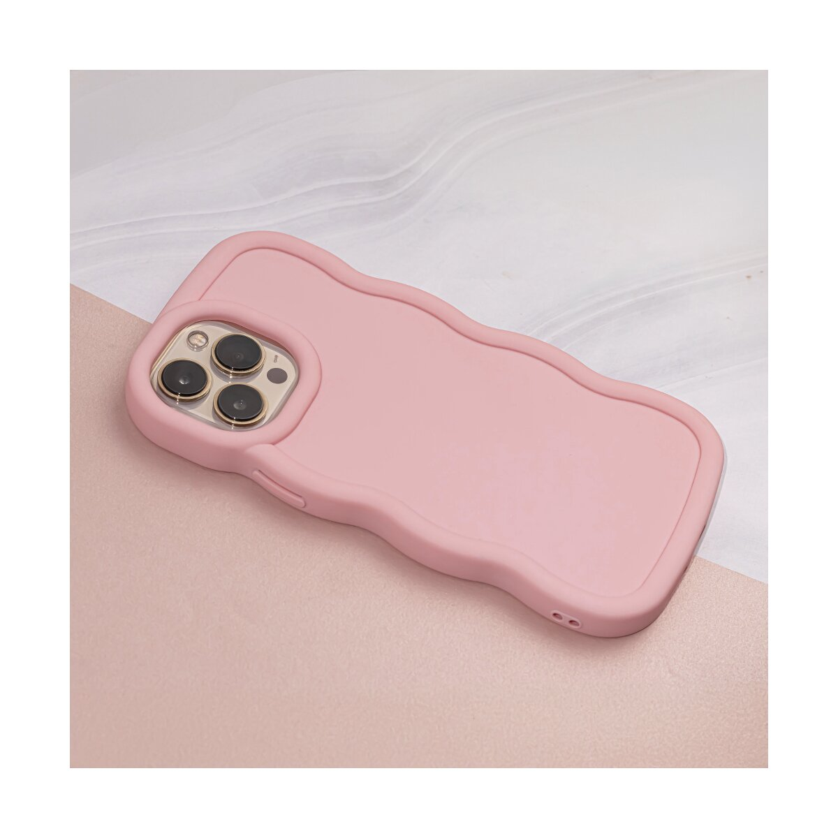 Custodia rosa per telefono con contorno ondulato e tre lenti della fotocamera.