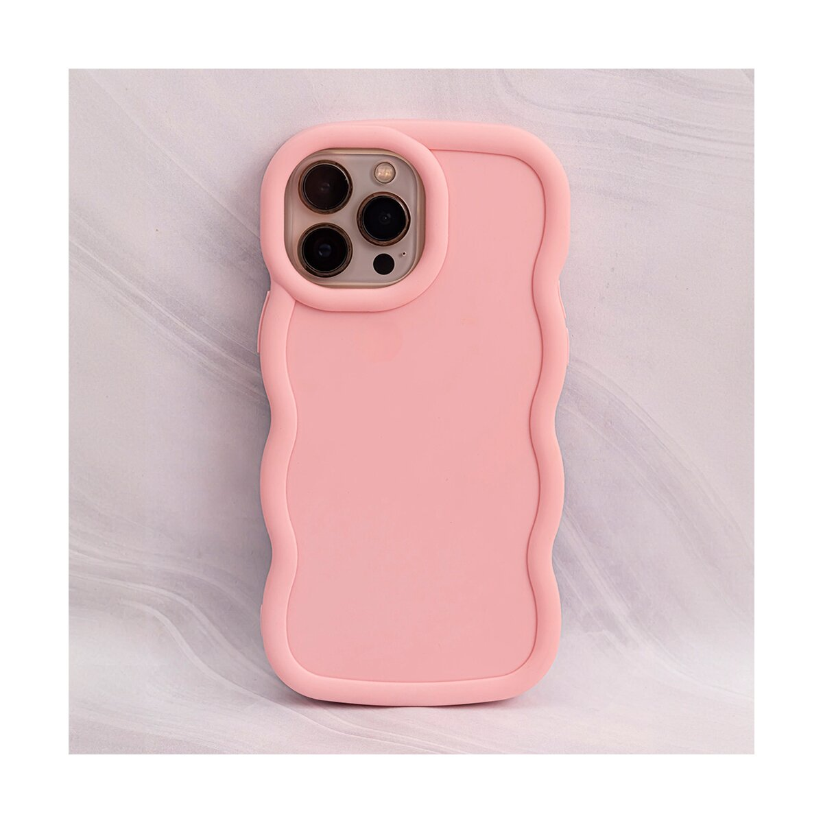 Custodia per telefono rosa con bordo ondulato. Fori per le lenti della fotocamera. La custodia è rosa.