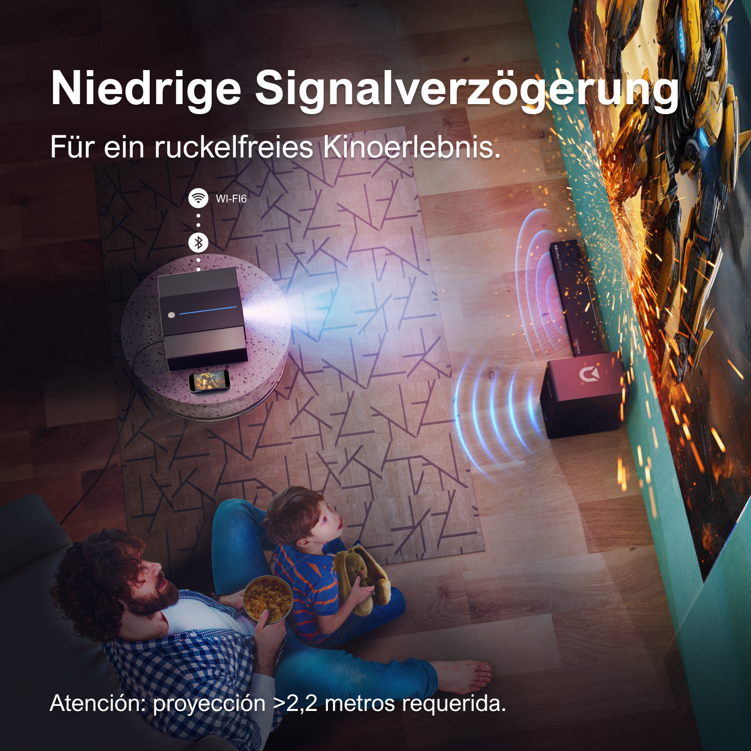 Ein Mann und ein Kind sehen sich einen projizierten Film an. Ein Projektor steht auf einem Ständer.