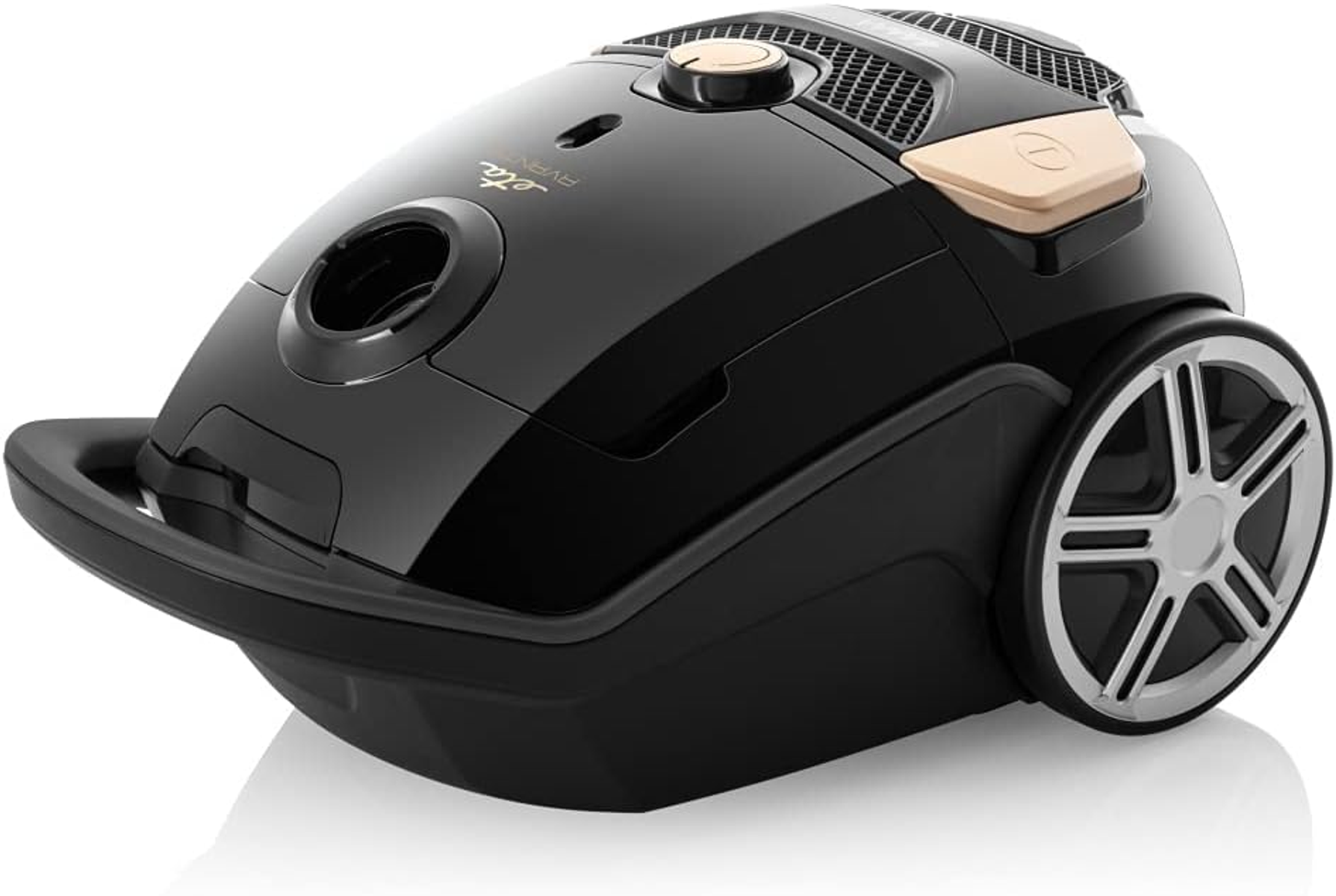 Czarny odkurzacz ze złotymi akcentami, elegancki design i duże koła. Białe tło.