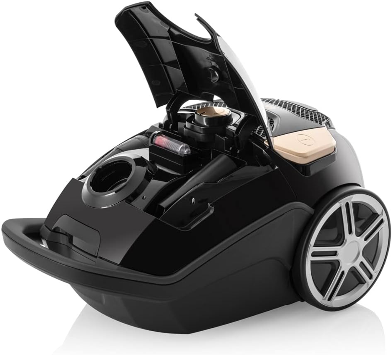 Czarny odkurzacz z otwartą górą. W środku znajdują się przegródki i akcesoria. Na białym tle.