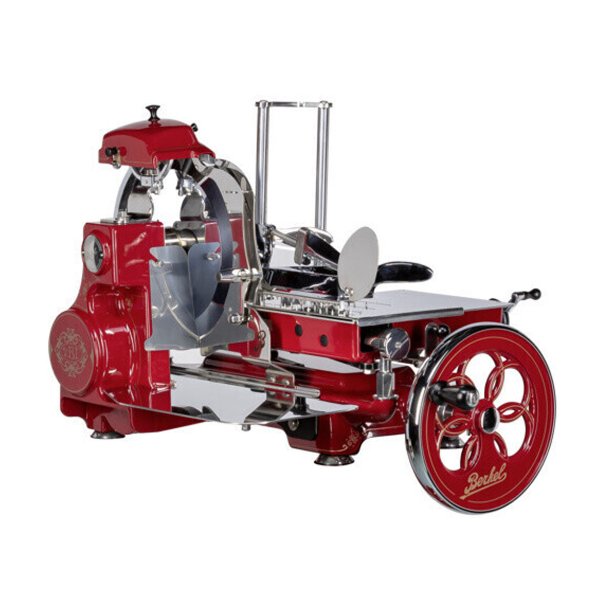 Rote und silberne Fleischschneidemaschine auf Weiß. Rad und Griff sichtbar. Markenname Berkel.