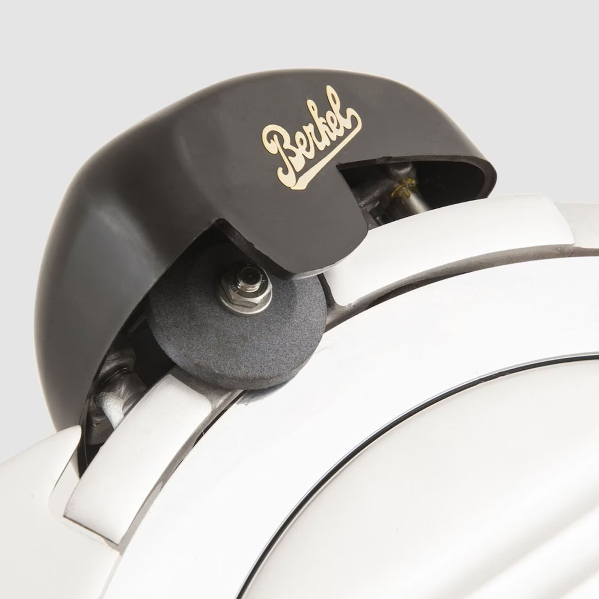 Zbliżenie czarno-białej krajalnicy do mięsa z logo 'Berkel'.