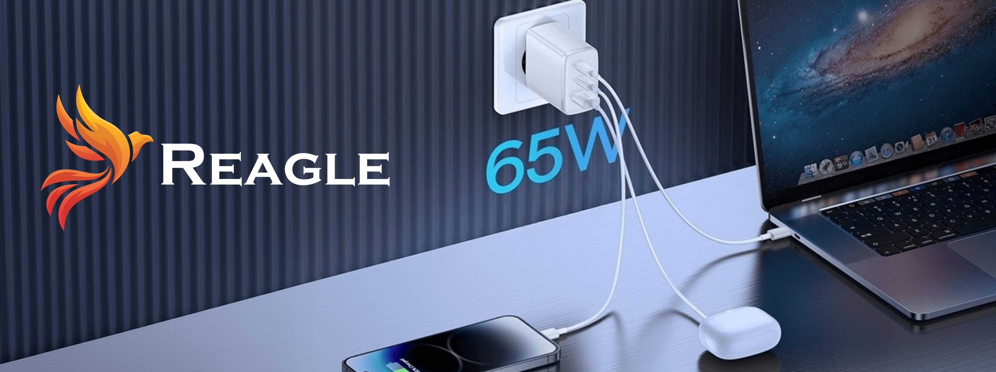 Laptop, telefon i biały blok ładujący podłączone do gniazdka.