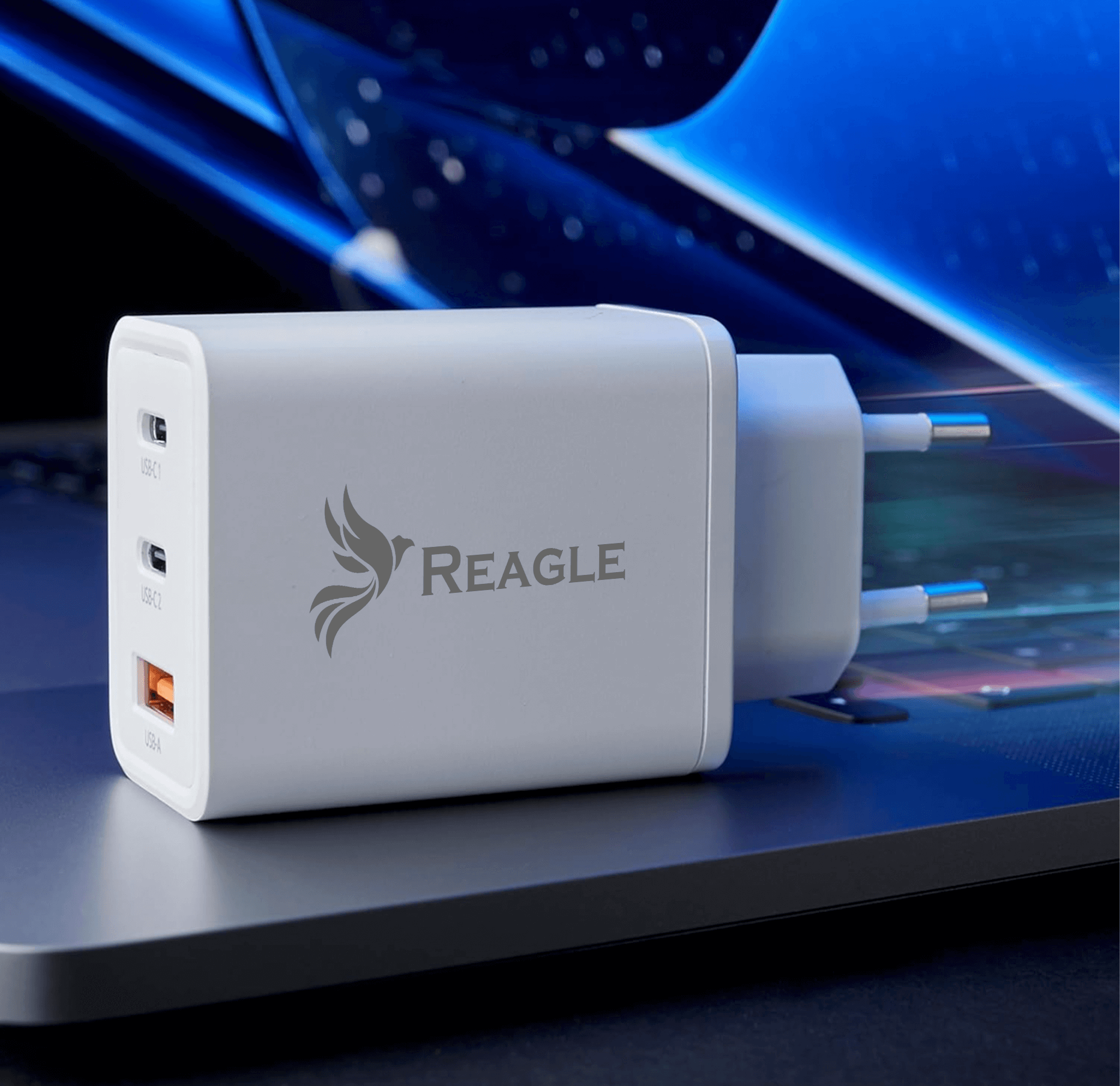 Biała i szara ładowarka Reagle z wieloma portami USB, na laptopie.