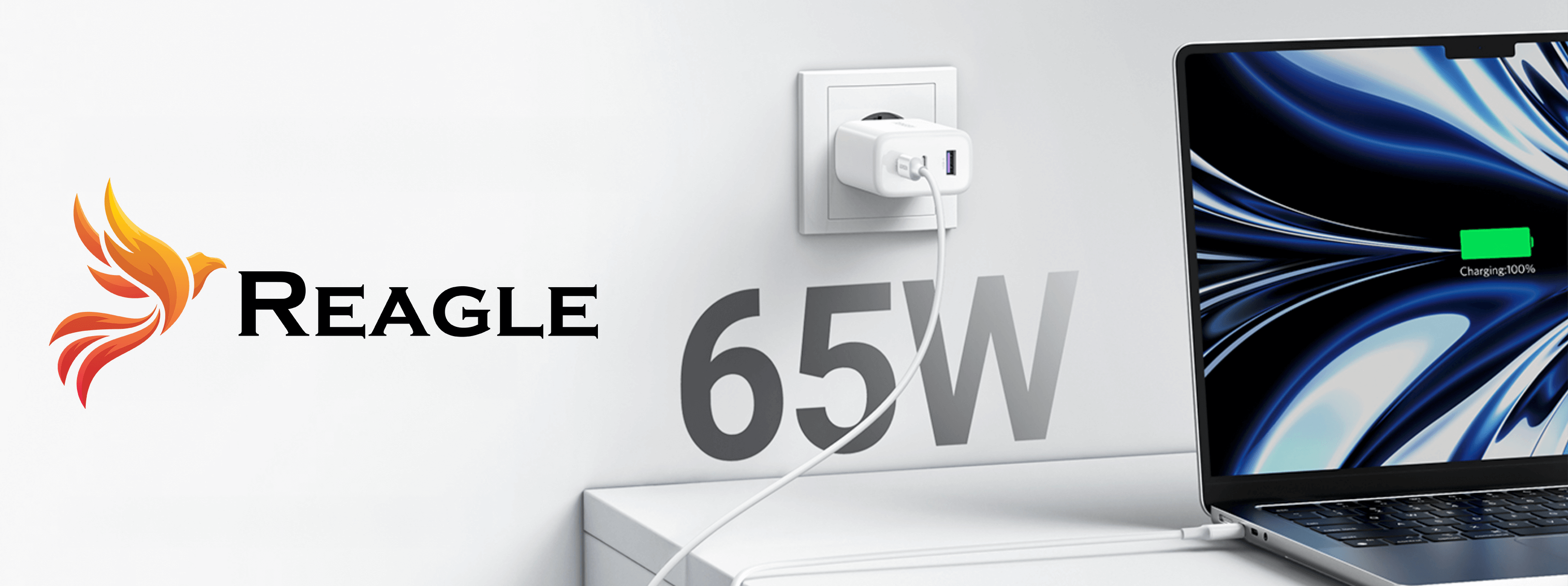 Biała ładowarka Reagle wpięta w ścianę, laptop podłączony do ładowarki i logo Reagle.