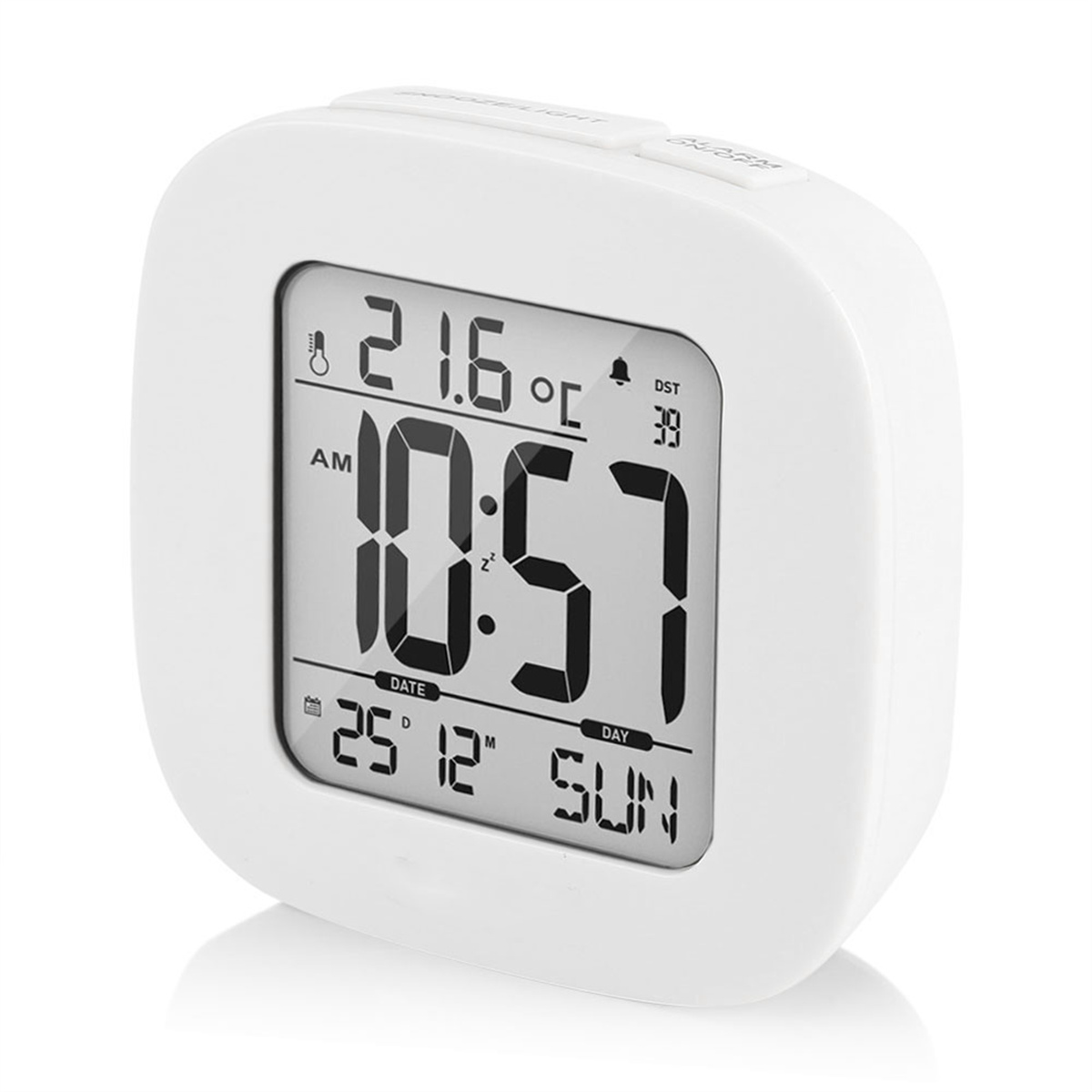 Weiße Digitaluhr, die Zeit und Datum anzeigt, mit weißem Hintergrund.