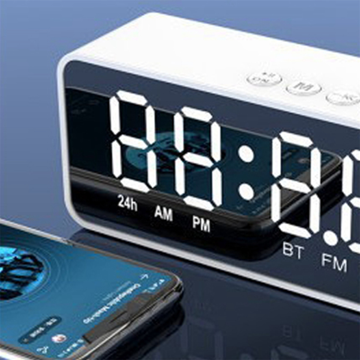 Digitaluhr mit Telefon, das Musik zeigt, und Knöpfen auf reflektierender Oberfläche.