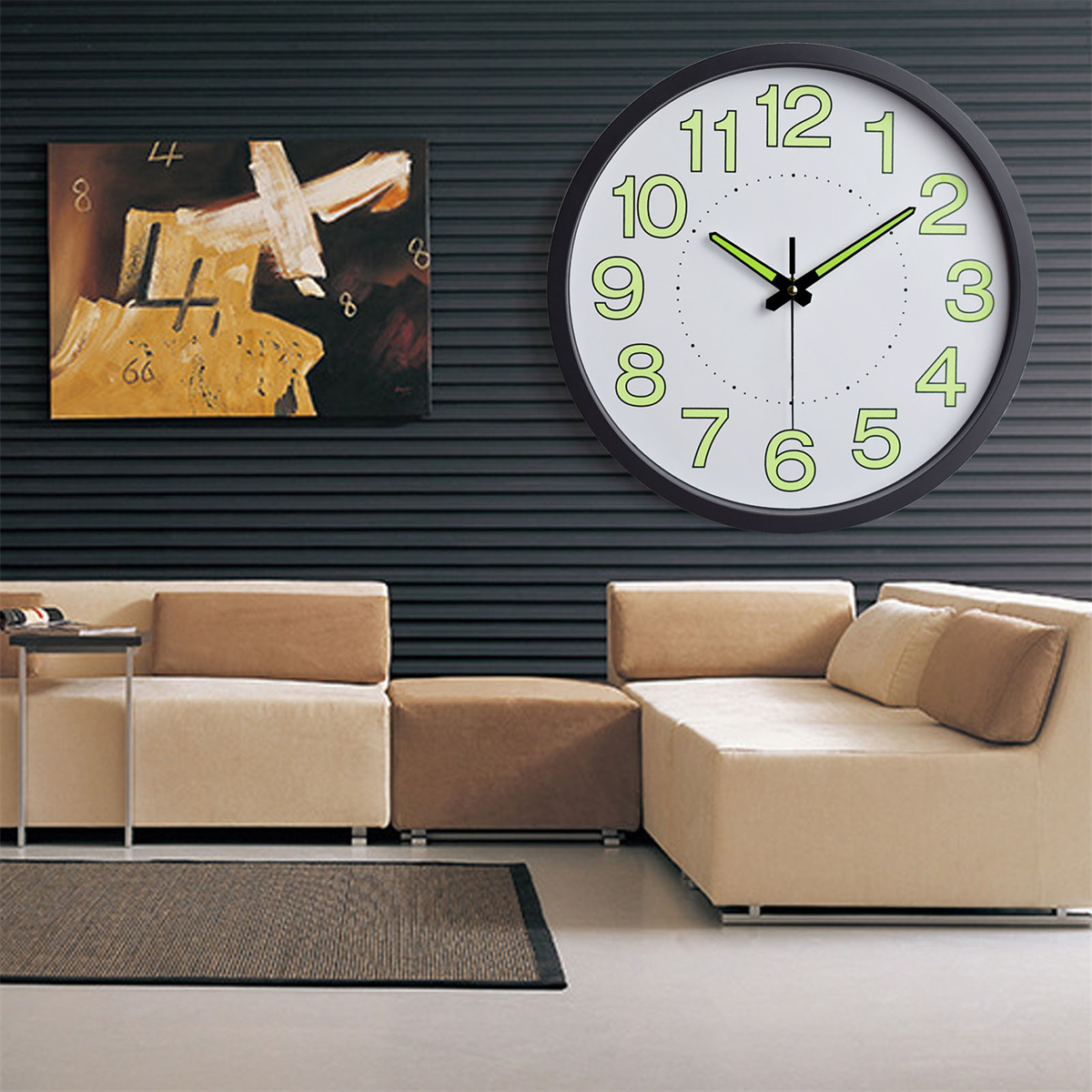 Eine Uhr mit grünen Zahlen und Zeigern hängt an einer Wand über einem beigen Sofa.