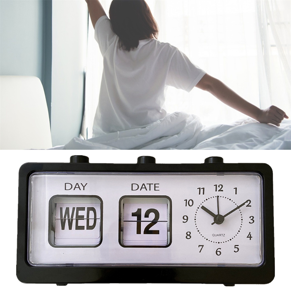 Person streckt sich im Bett, Retro-Klappuhr zeigt Tag, Datum und Uhrzeit.