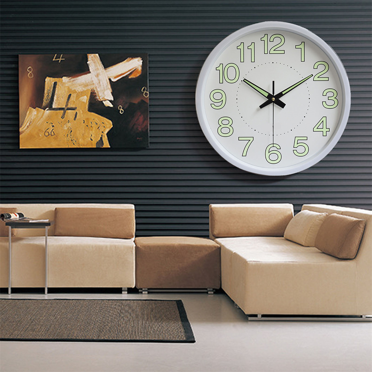 Weiße runde Uhr an einer dunklen Wand. Grüne Zeiger und Zahlen. Weiße Zahlen.