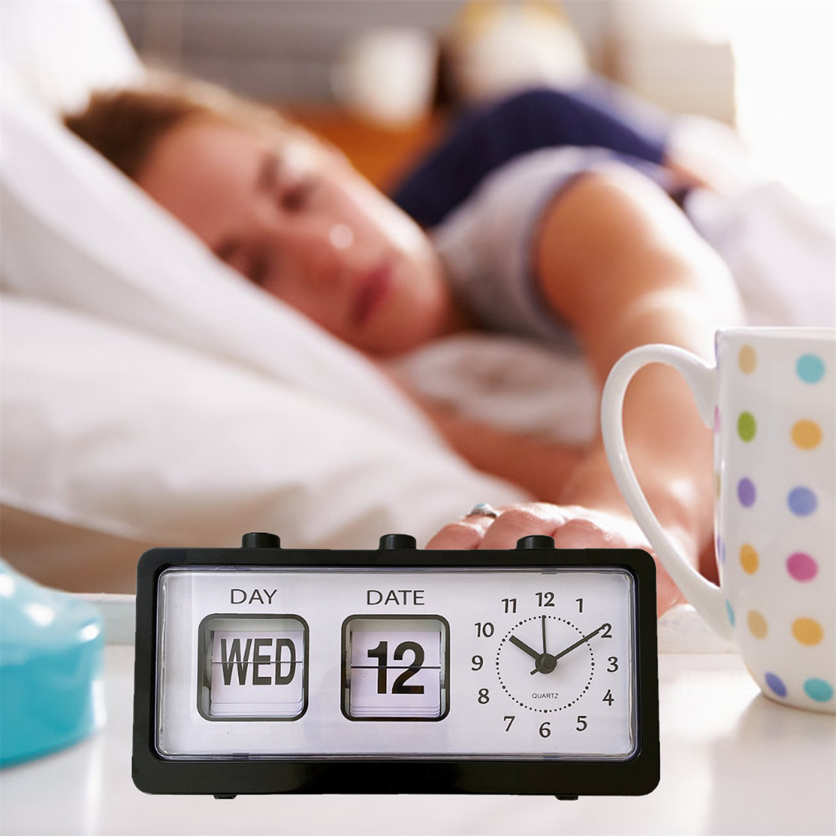 Eine Frau im Bett mit einer Uhr, die Mittwoch, den 12. und die Zeit 10:08 anzeigt.