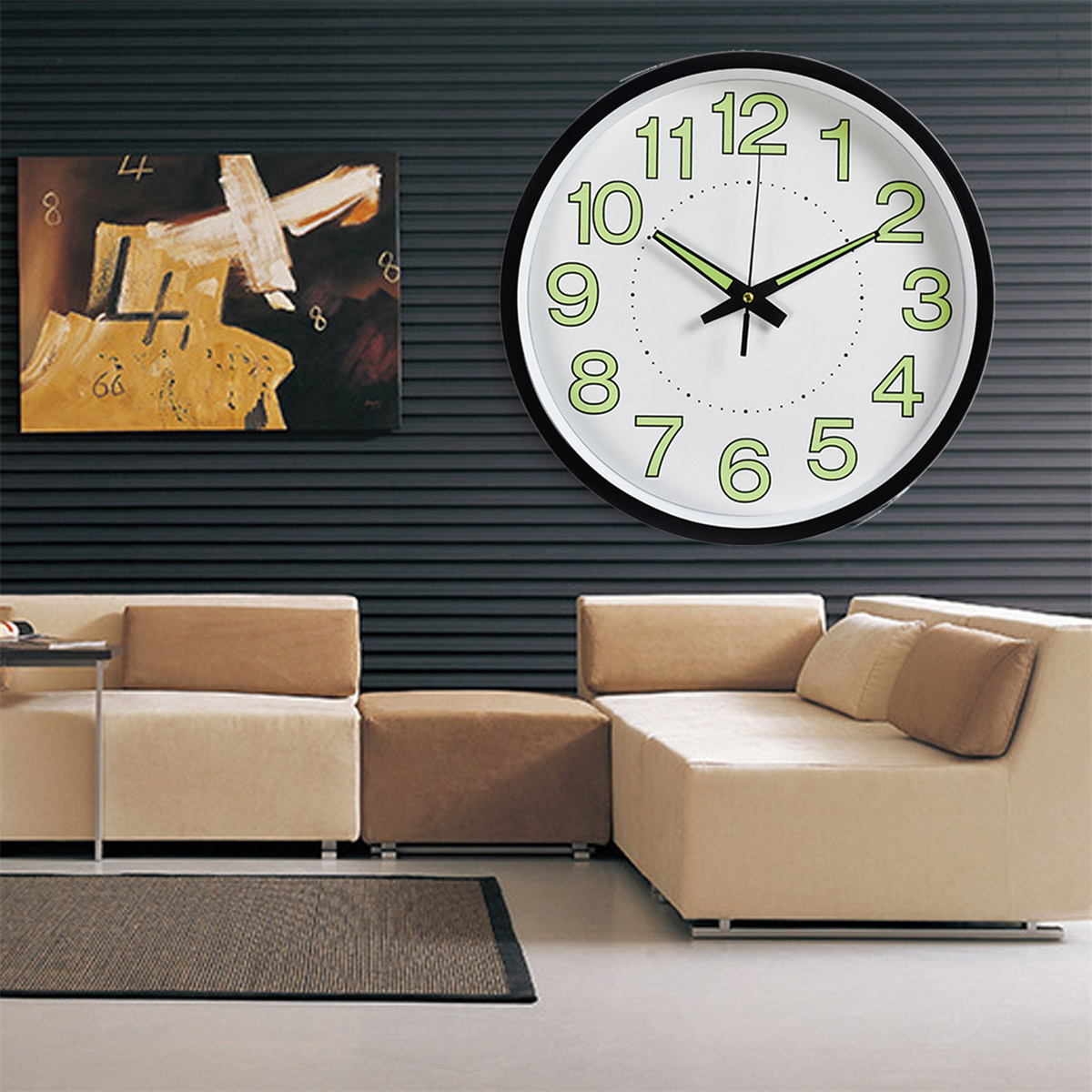 Große runde Wanduhr mit grünen Ziffern und Zeigern über einem Sofa.