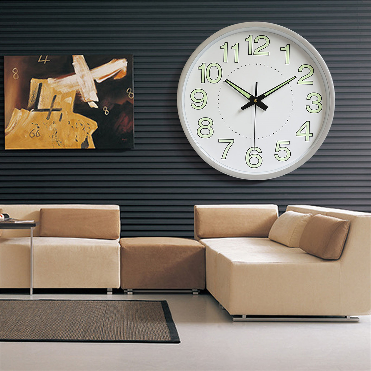 Weiße Uhr an einer Wand. Beiges Sofa und ein Gemälde an der Wand. Schwarzer Teppich.