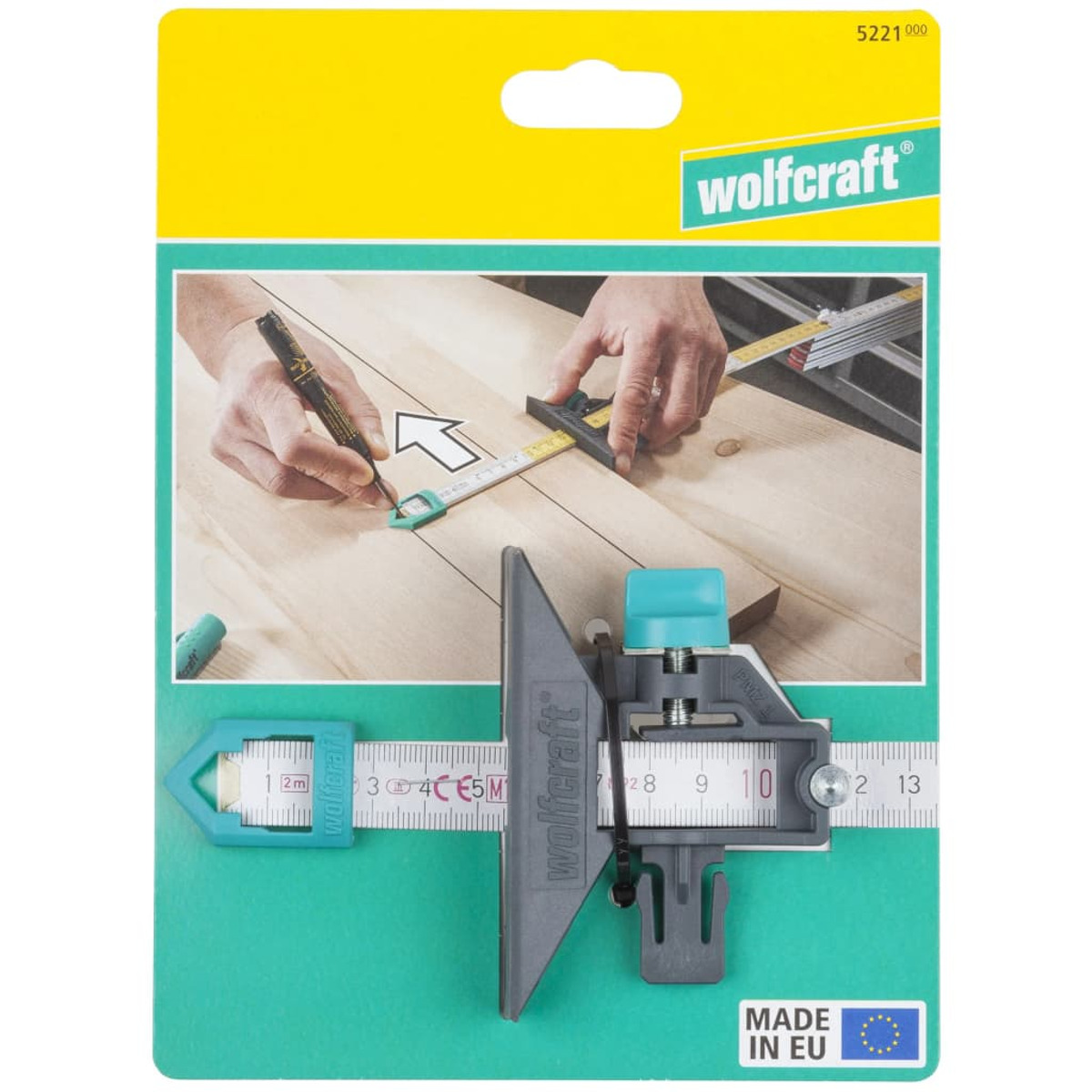 Ein Markierungswerkzeug auf einer grün-weißen Verpackung mit Holzoberfläche.