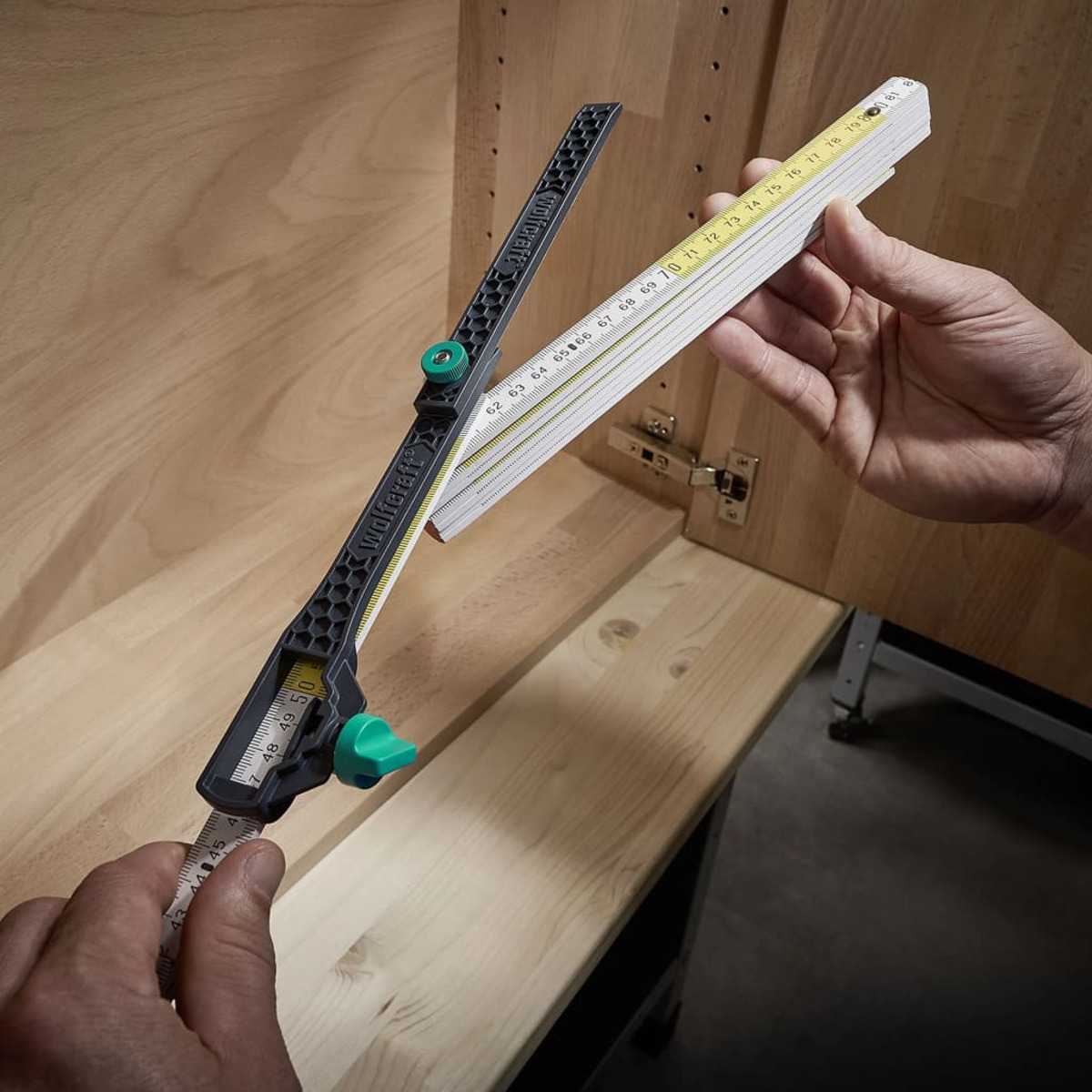 Eine Person verwendet ein Messwerkzeug, um Holz zu messen. Das Werkzeug befindet sich an einem Holzschrank.
